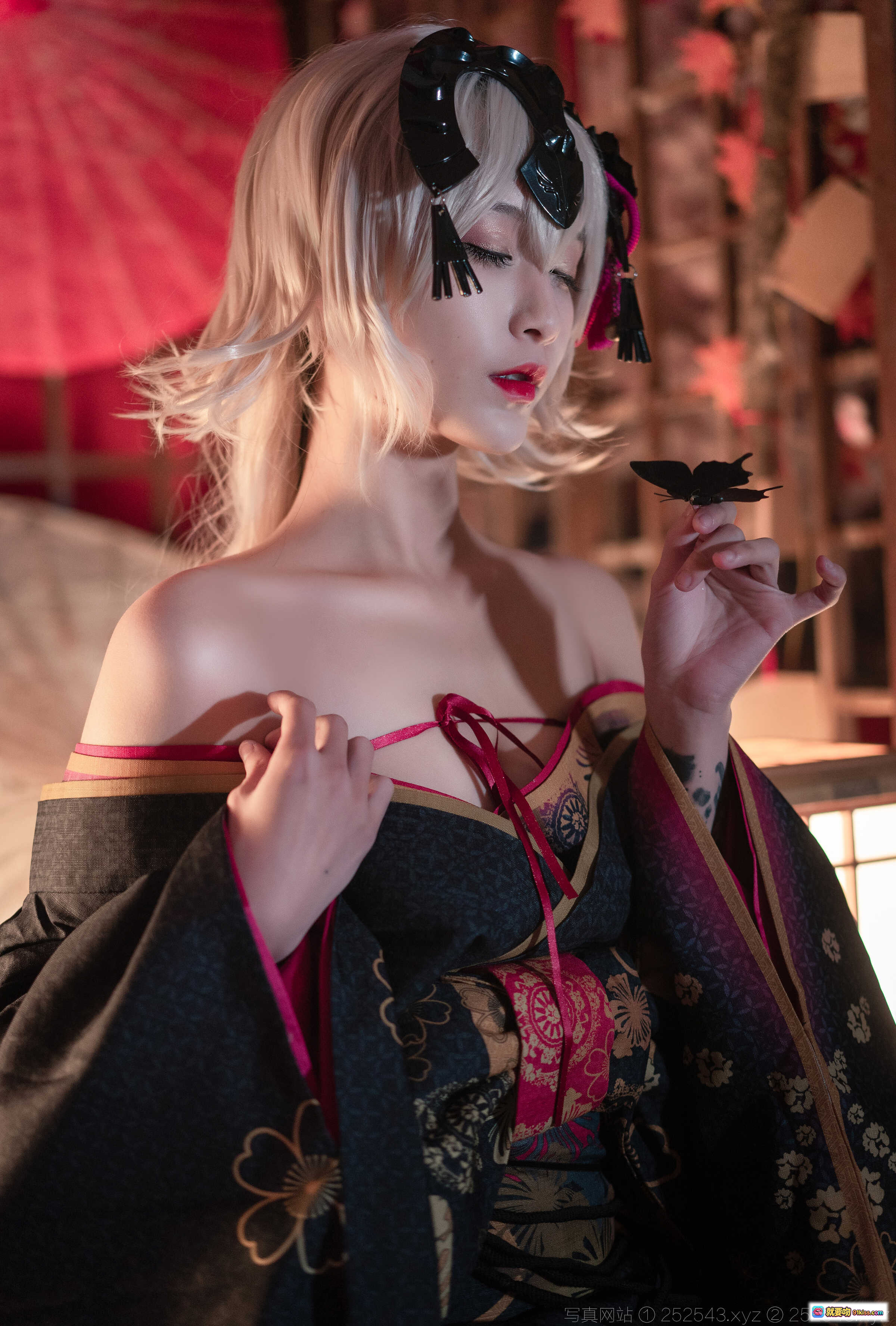 图片[10] - 黑贞花魁cos写真｜和风美少女持狐面红花｜日式庭院氛围感穿搭｜精致发饰与和服细节展示 - 就要吻