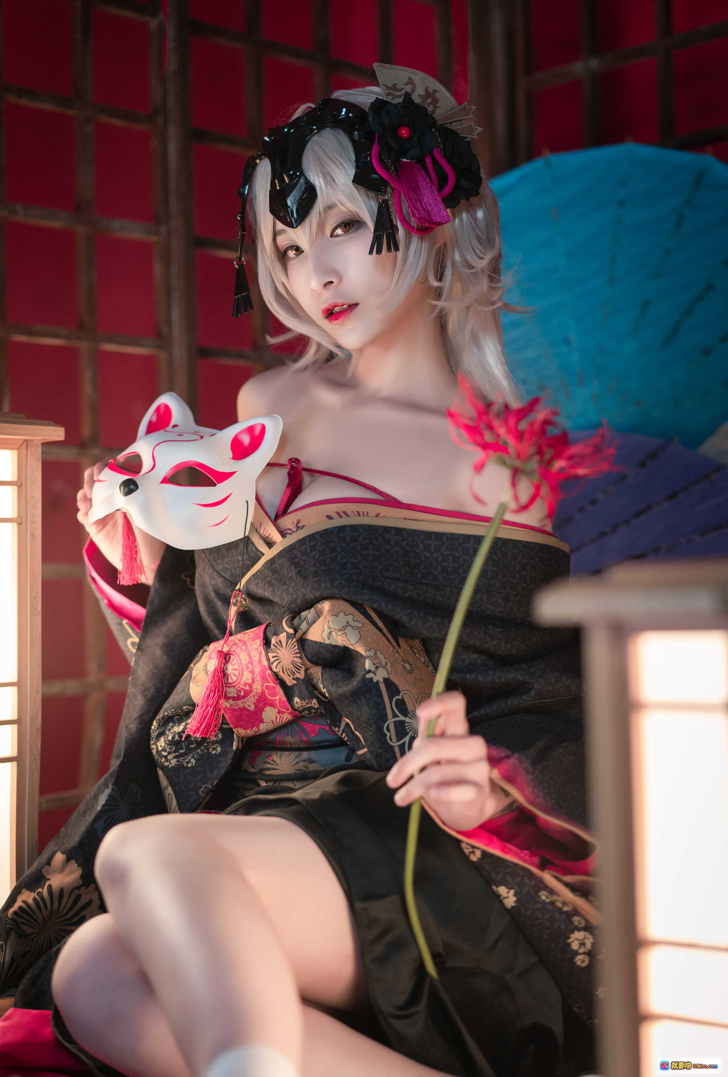 黑贞花魁cos写真｜和风美少女持狐面红花｜日式庭院氛围感穿搭｜精致发饰与和服细节展示 - 就要吻