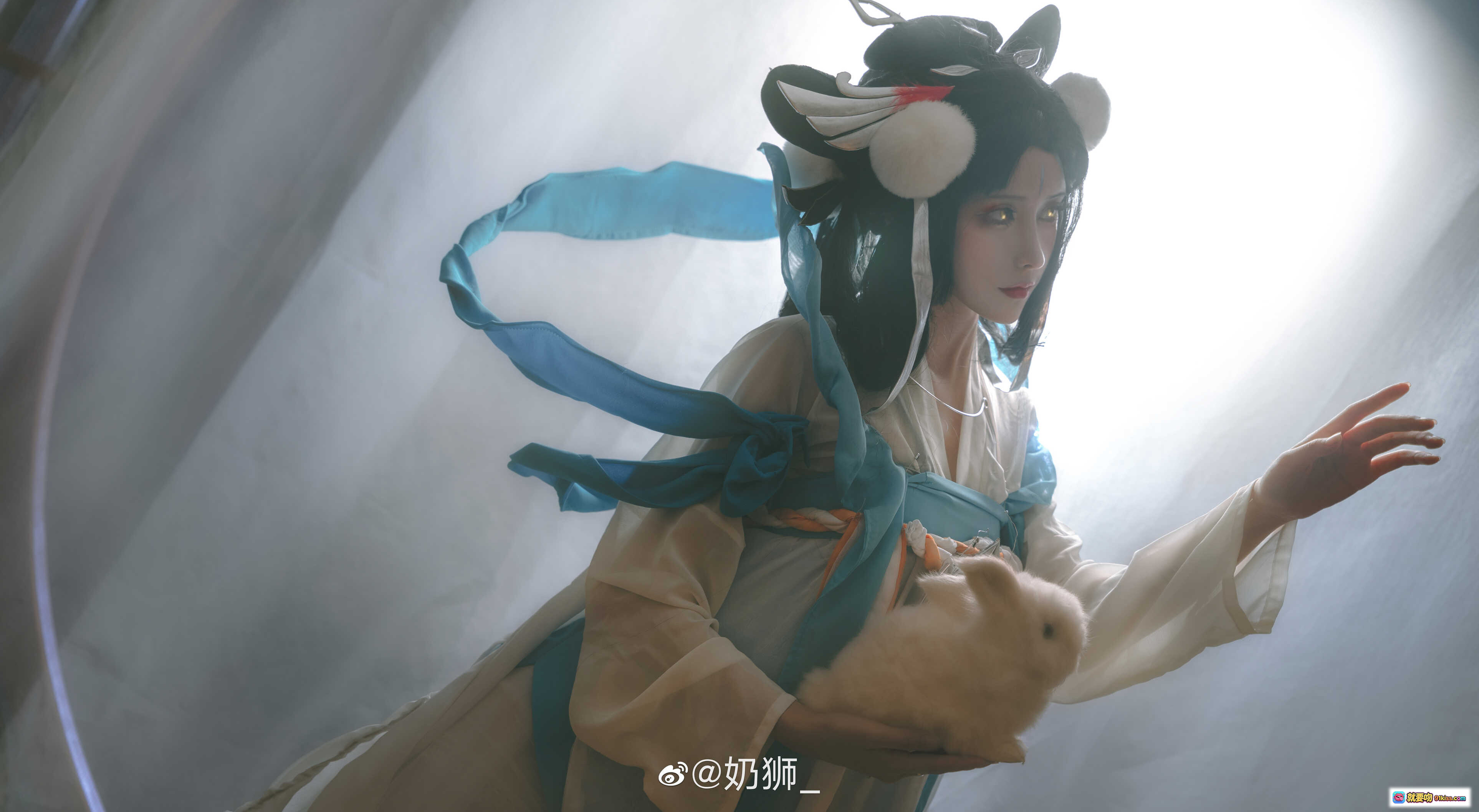 图片[6] - 奶狮不咬人嫦娥如梦令cos写真｜古风汉服仙女造型｜手持红扇兔伴灯笼场景｜高清14P美图 - 就要吻