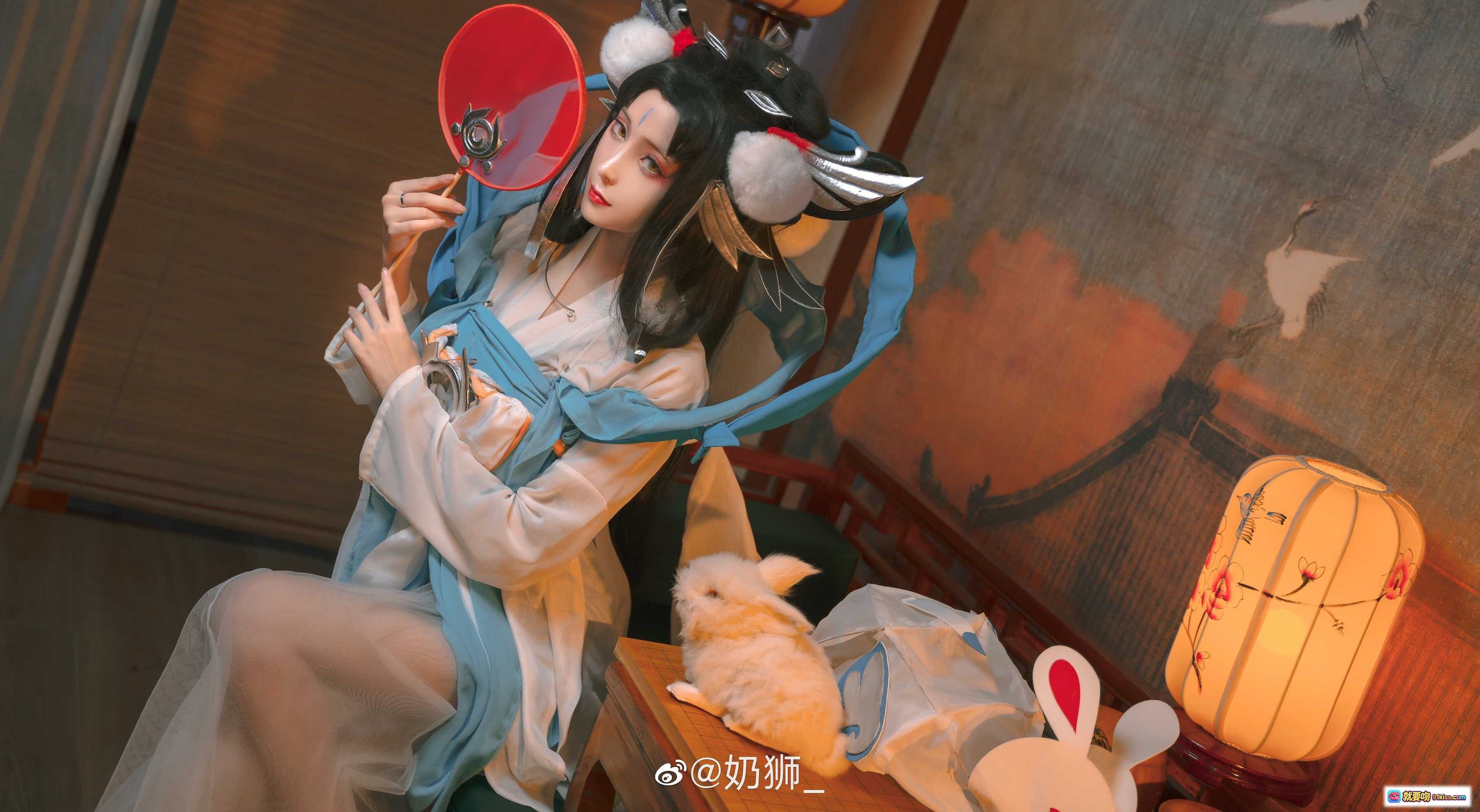 奶狮不咬人嫦娥如梦令cos写真｜古风汉服仙女造型｜手持红扇兔伴灯笼场景｜高清14P美图 - 就要吻