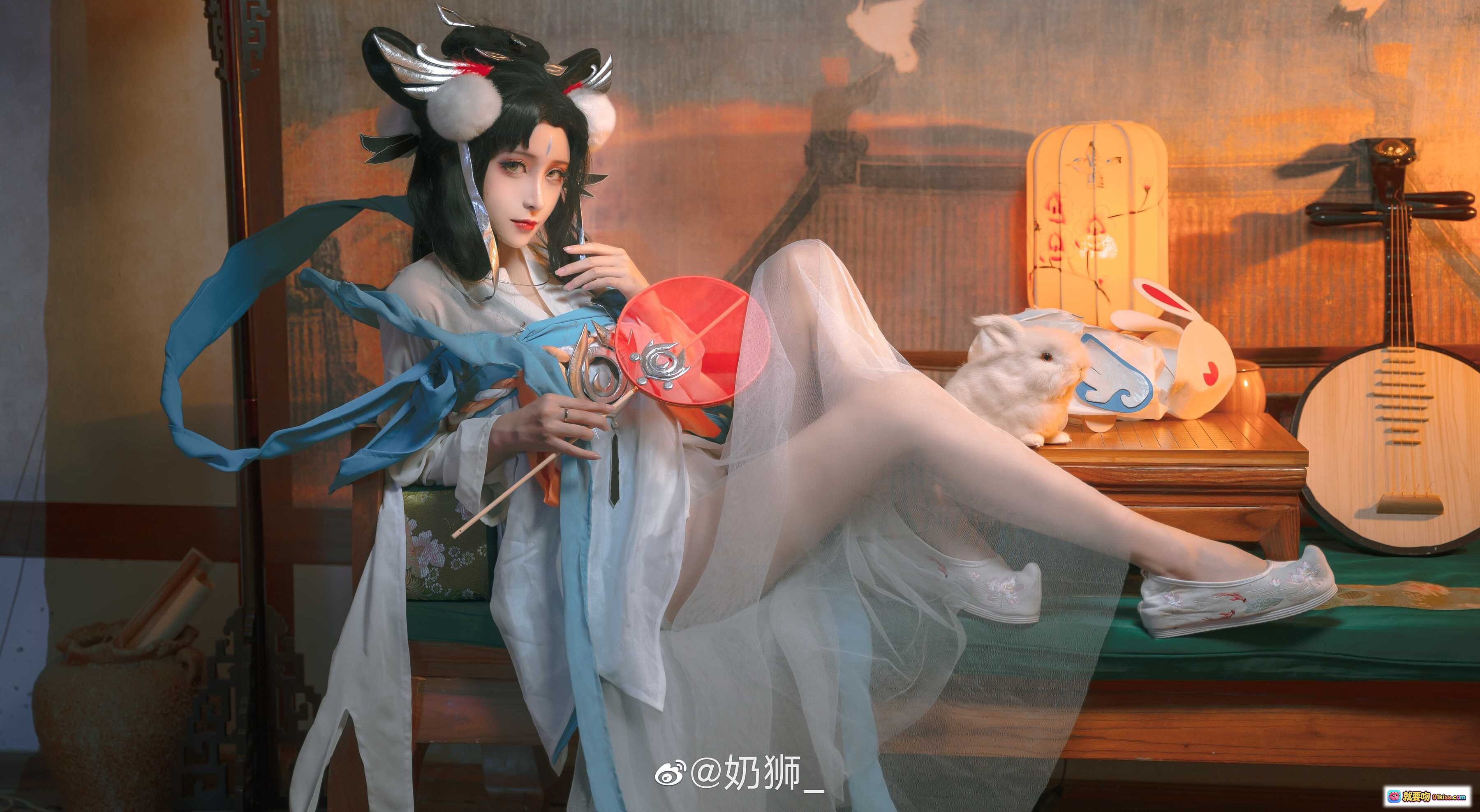 图片[9] - 奶狮不咬人嫦娥如梦令cos写真｜古风汉服仙女造型｜手持红扇兔伴灯笼场景｜高清14P美图 - 就要吻