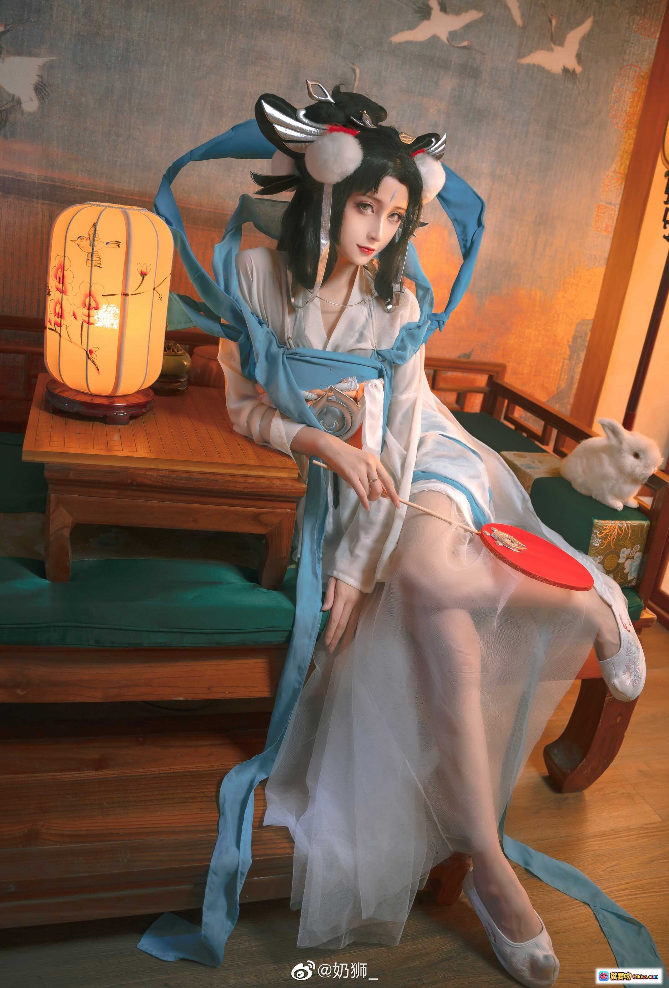图片[7] - 奶狮不咬人嫦娥如梦令cos写真｜古风汉服仙女造型｜手持红扇兔伴灯笼场景｜高清14P美图 - 就要吻