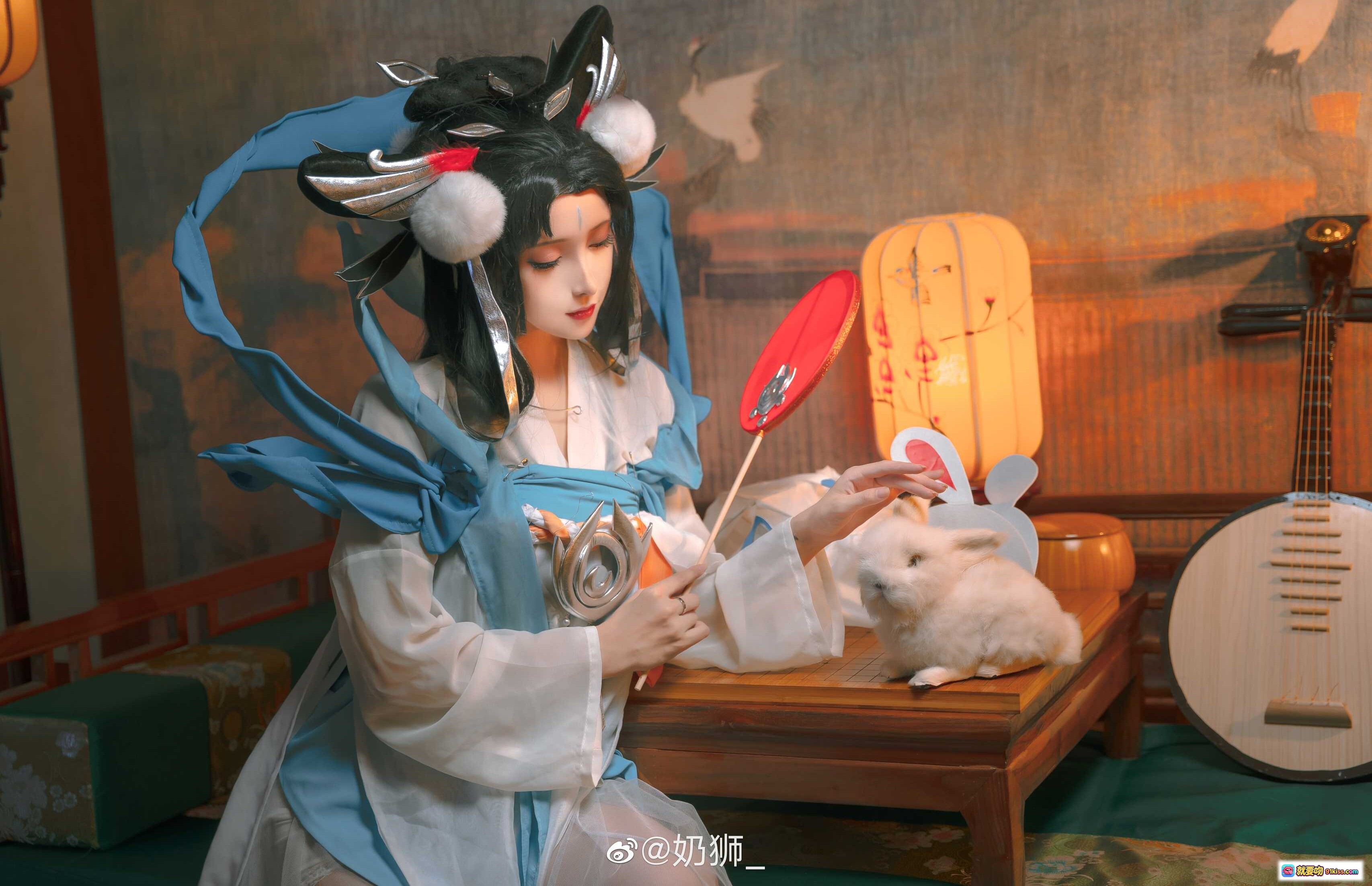 图片[2] - 奶狮不咬人嫦娥如梦令cos写真｜古风汉服仙女造型｜手持红扇兔伴灯笼场景｜高清14P美图 - 就要吻
