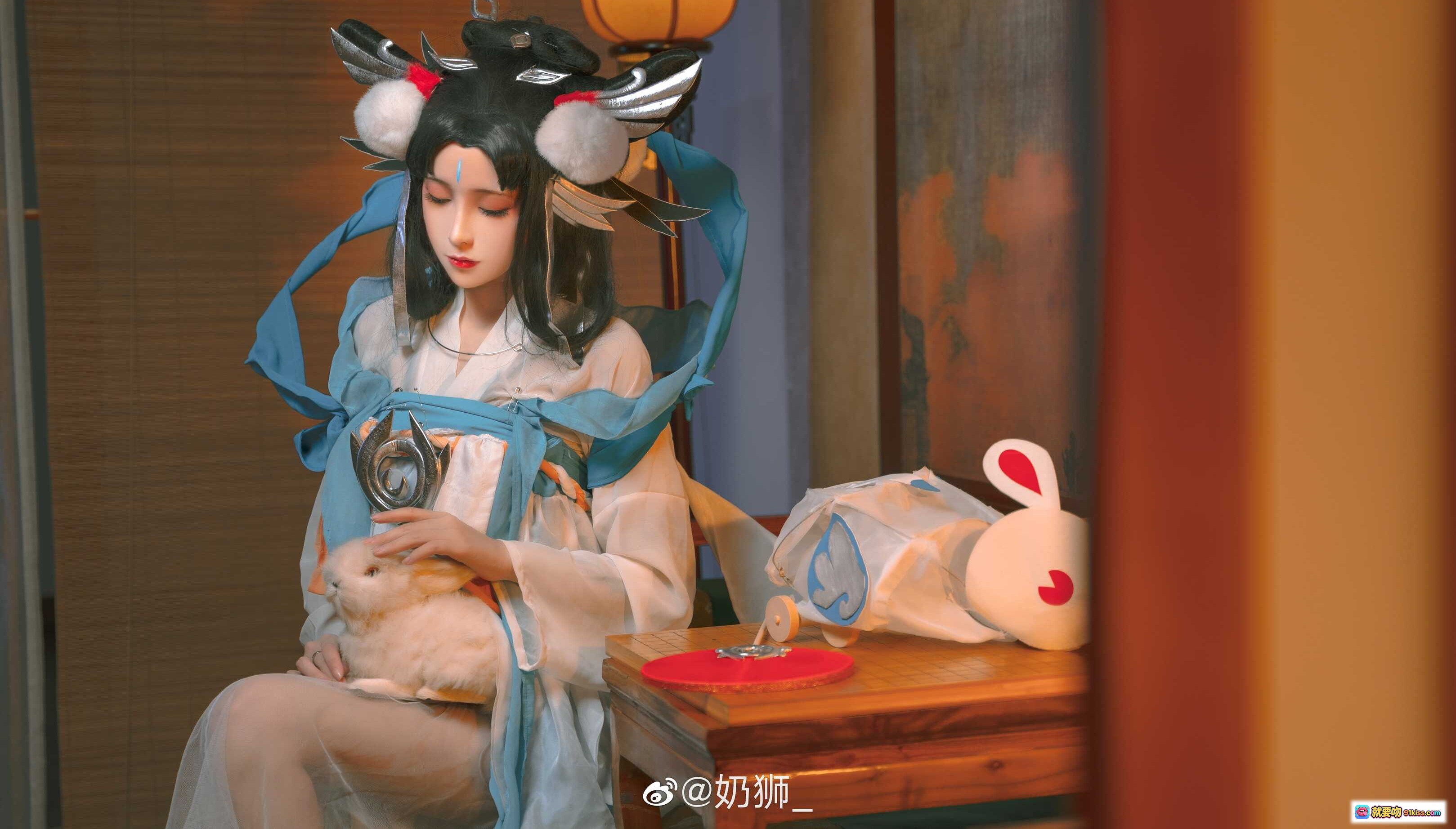 图片[5] - 奶狮不咬人嫦娥如梦令cos写真｜古风汉服仙女造型｜手持红扇兔伴灯笼场景｜高清14P美图 - 就要吻
