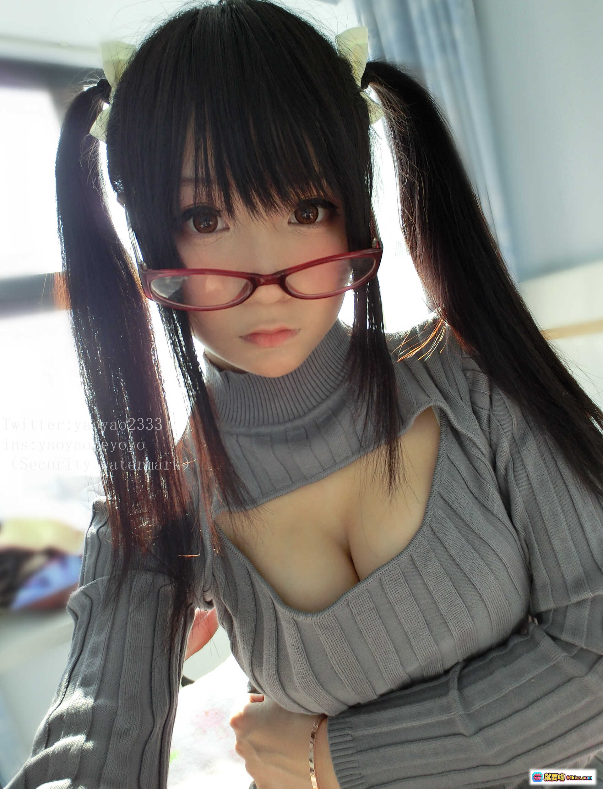 图片[8] - 摇摇乐yoyo NO.045 自拍写真｜双马尾黑发红框眼镜｜灰色高领镂空针织衫｜甜美日系风格 - 就要吻