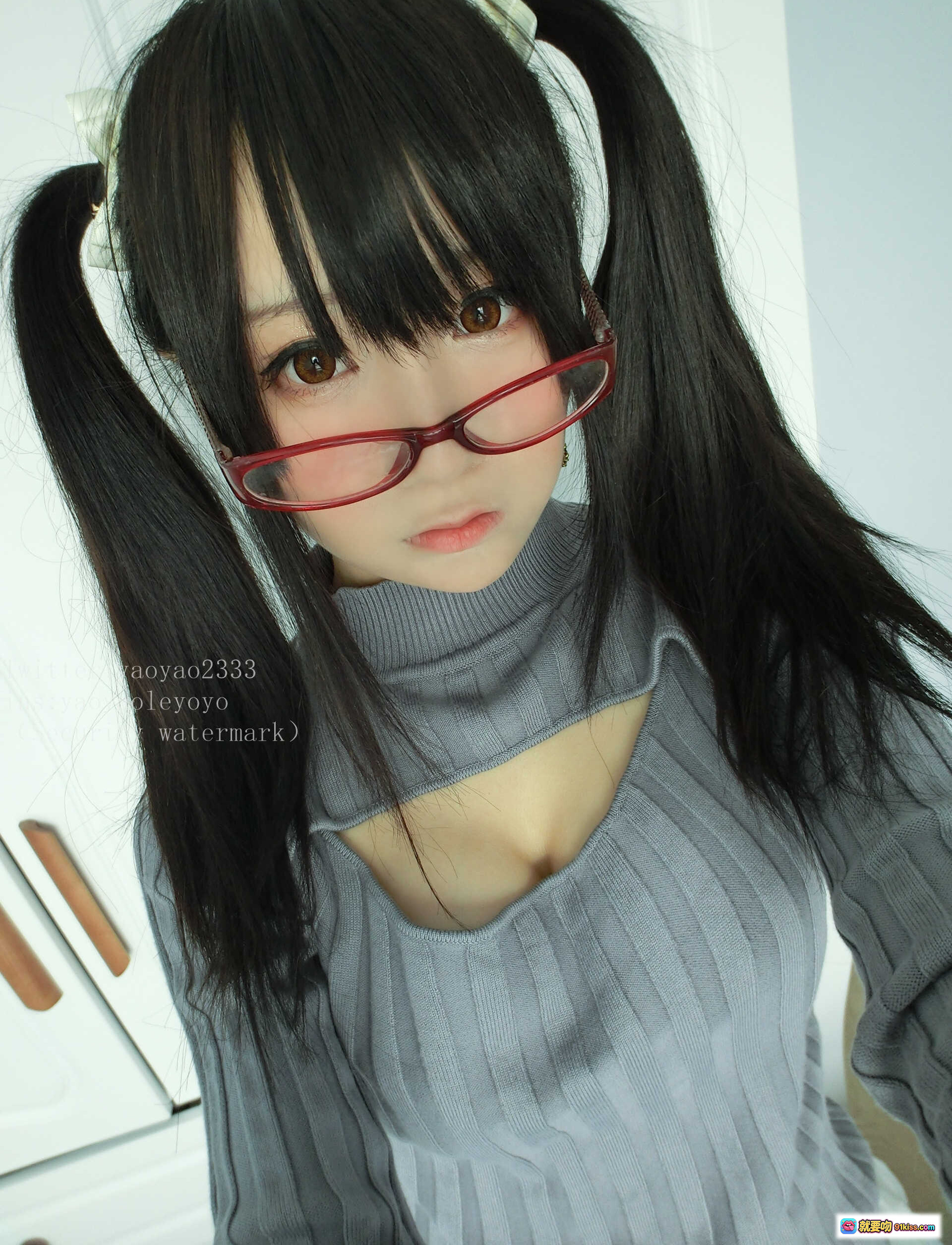 图片[1] - 摇摇乐yoyo NO.045 自拍写真｜双马尾黑发红框眼镜｜灰色高领镂空针织衫｜甜美日系风格 - 就要吻