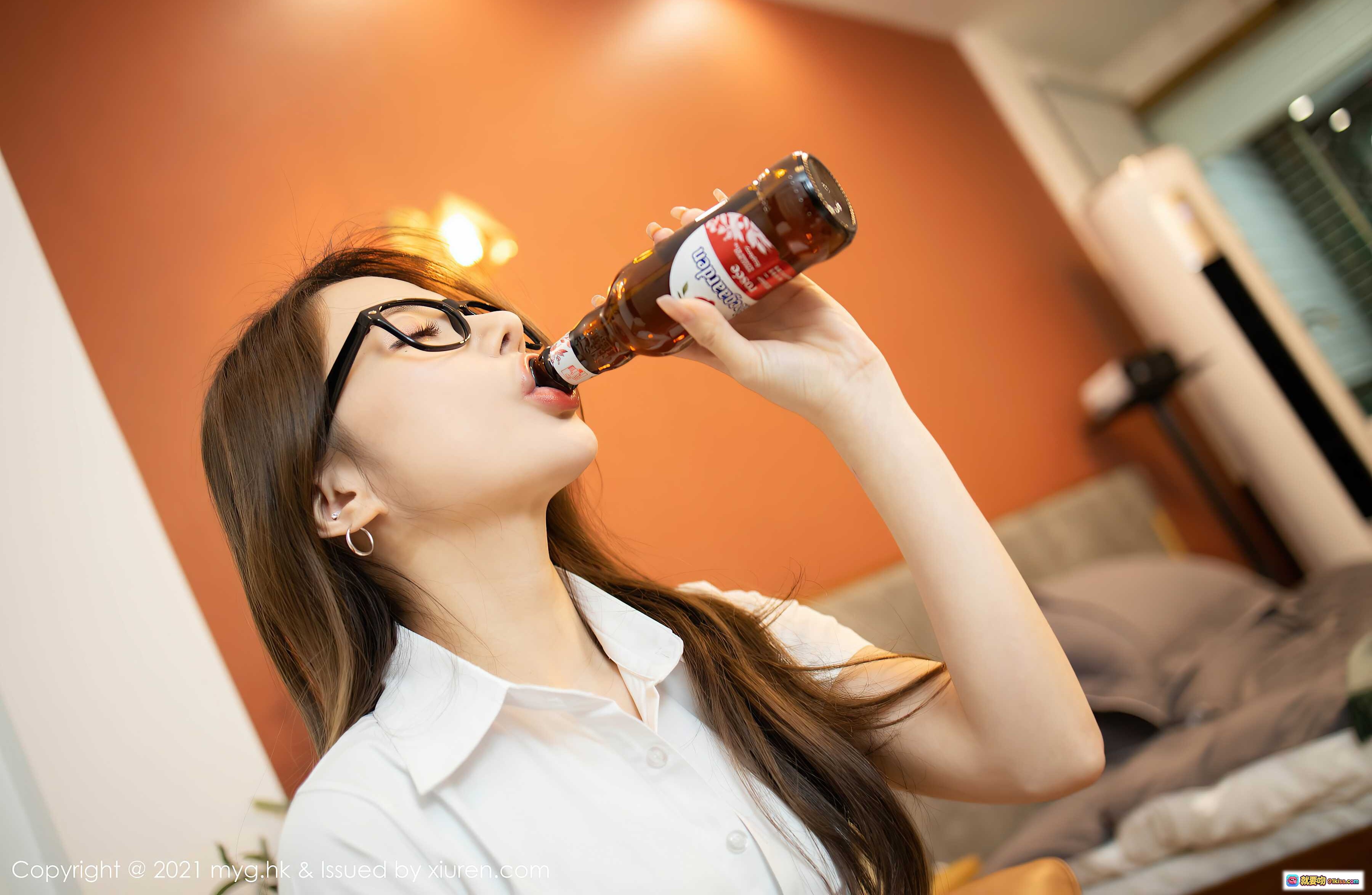 图片[5] - MyGirl美媛馆VOL.489鱼子酱Fish性感写真｜黑丝眼镜少女持啤酒慵懒躺卧｜2021年2月18日高清图集 - 就要吻