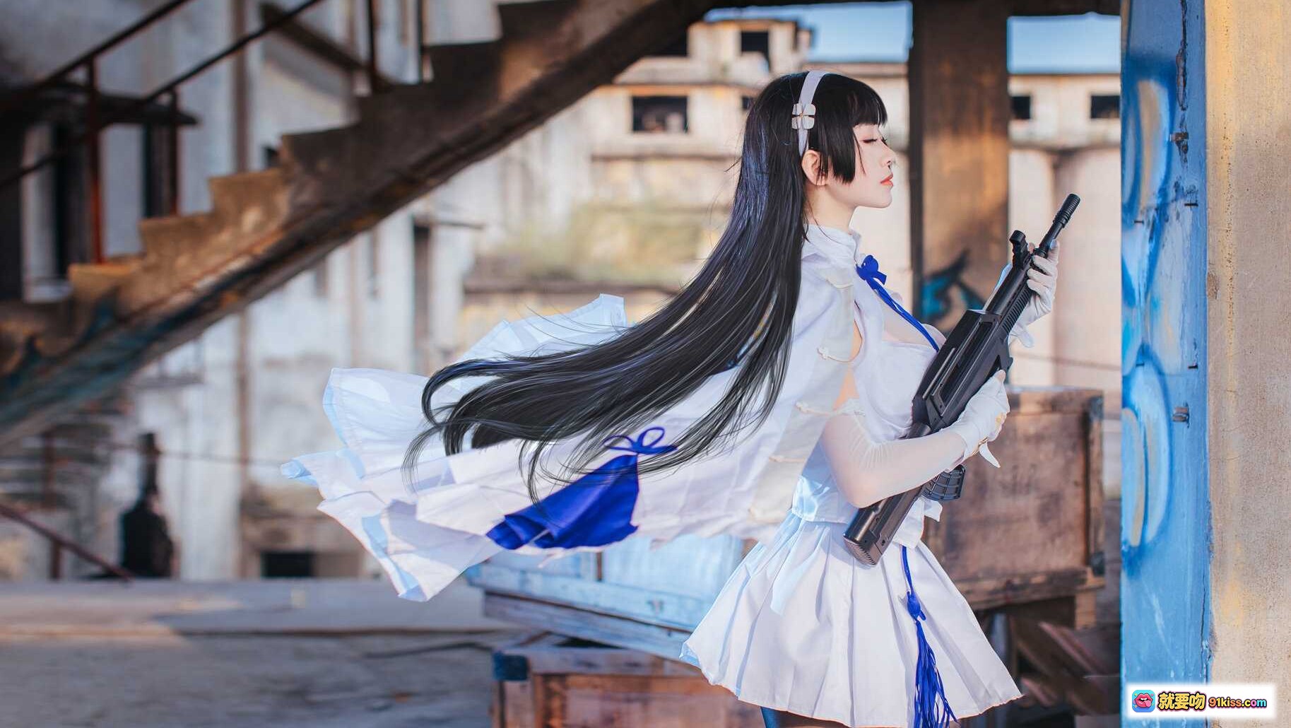 图片[5] - 白裙黑丝少女持枪cos写真 | 优雅与飒爽并存 | 废墟背景氛围感拉满 | 长发头带精致造型 | 高清10P摄影集锦 - 就要吻