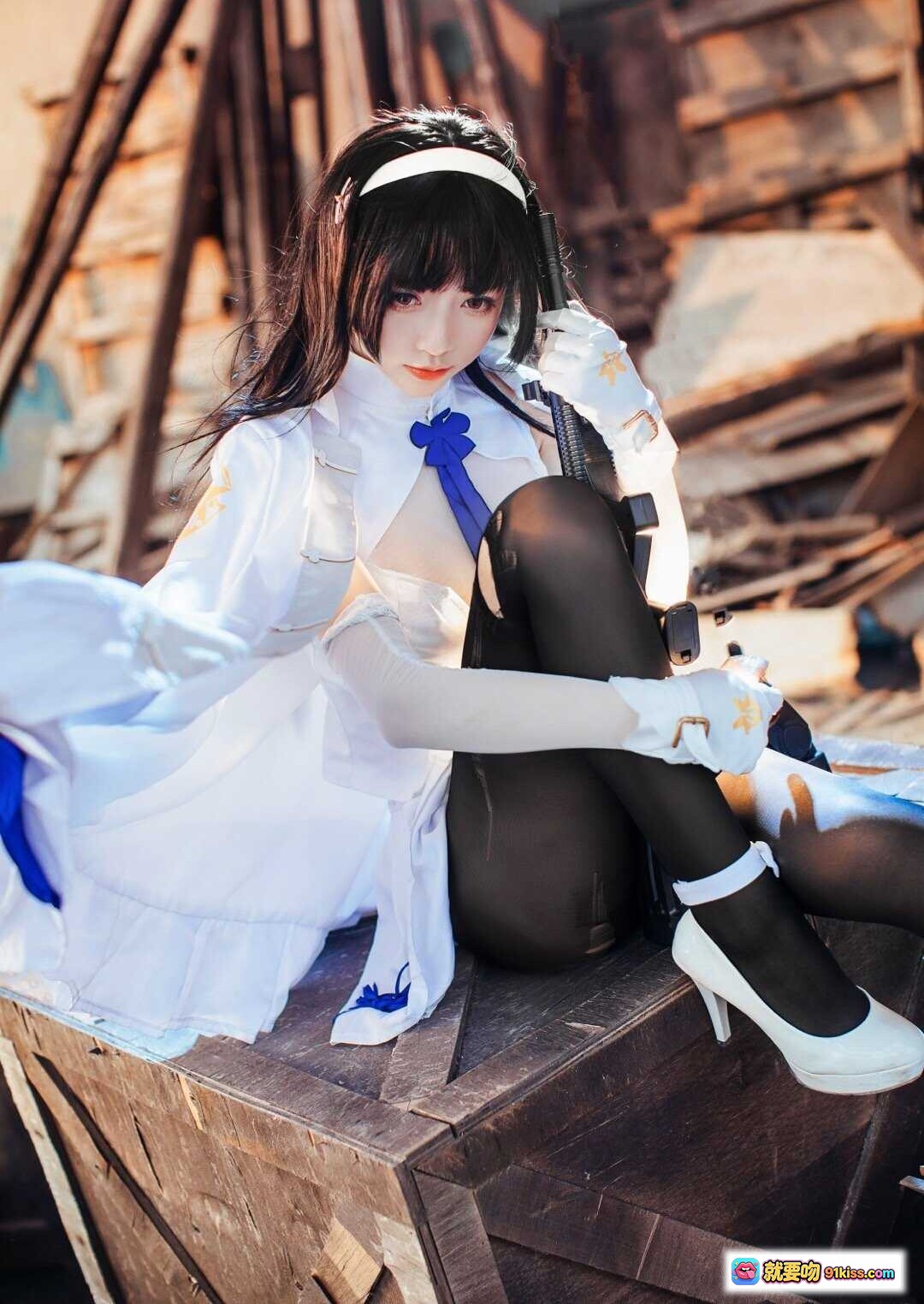 图片[10] - 白裙黑丝少女持枪cos写真 | 优雅与飒爽并存 | 废墟背景氛围感拉满 | 长发头带精致造型 | 高清10P摄影集锦 - 就要吻