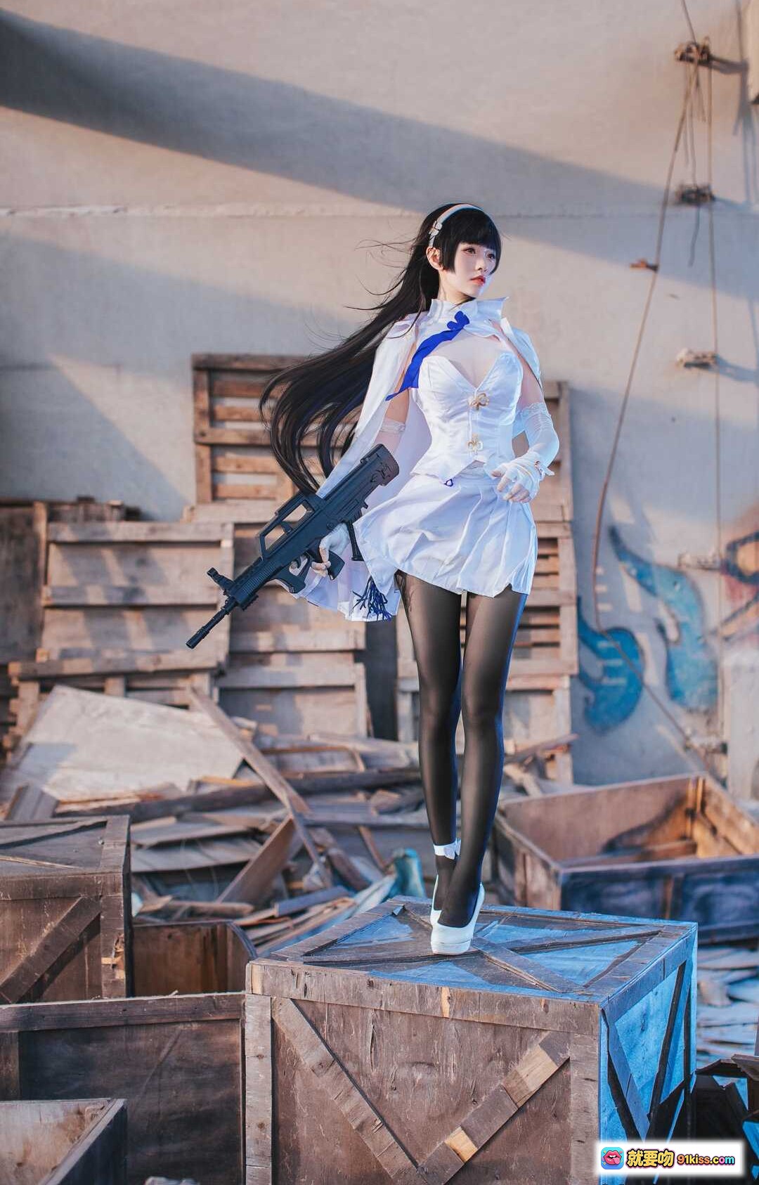 图片[8] - 白裙黑丝少女持枪cos写真 | 优雅与飒爽并存 | 废墟背景氛围感拉满 | 长发头带精致造型 | 高清10P摄影集锦 - 就要吻