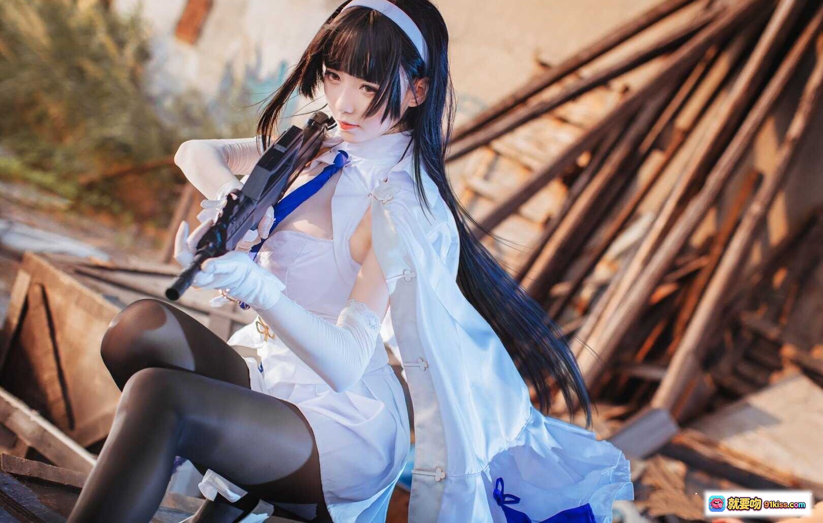 图片[1] - 白裙黑丝少女持枪cos写真 | 优雅与飒爽并存 | 废墟背景氛围感拉满 | 长发头带精致造型 | 高清10P摄影集锦 - 就要吻