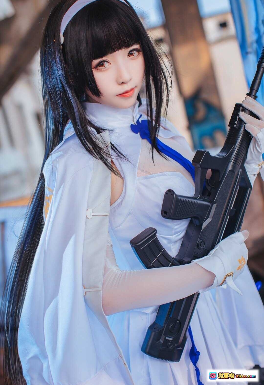 图片[4] - 白裙黑丝少女持枪cos写真 | 优雅与飒爽并存 | 废墟背景氛围感拉满 | 长发头带精致造型 | 高清10P摄影集锦 - 就要吻