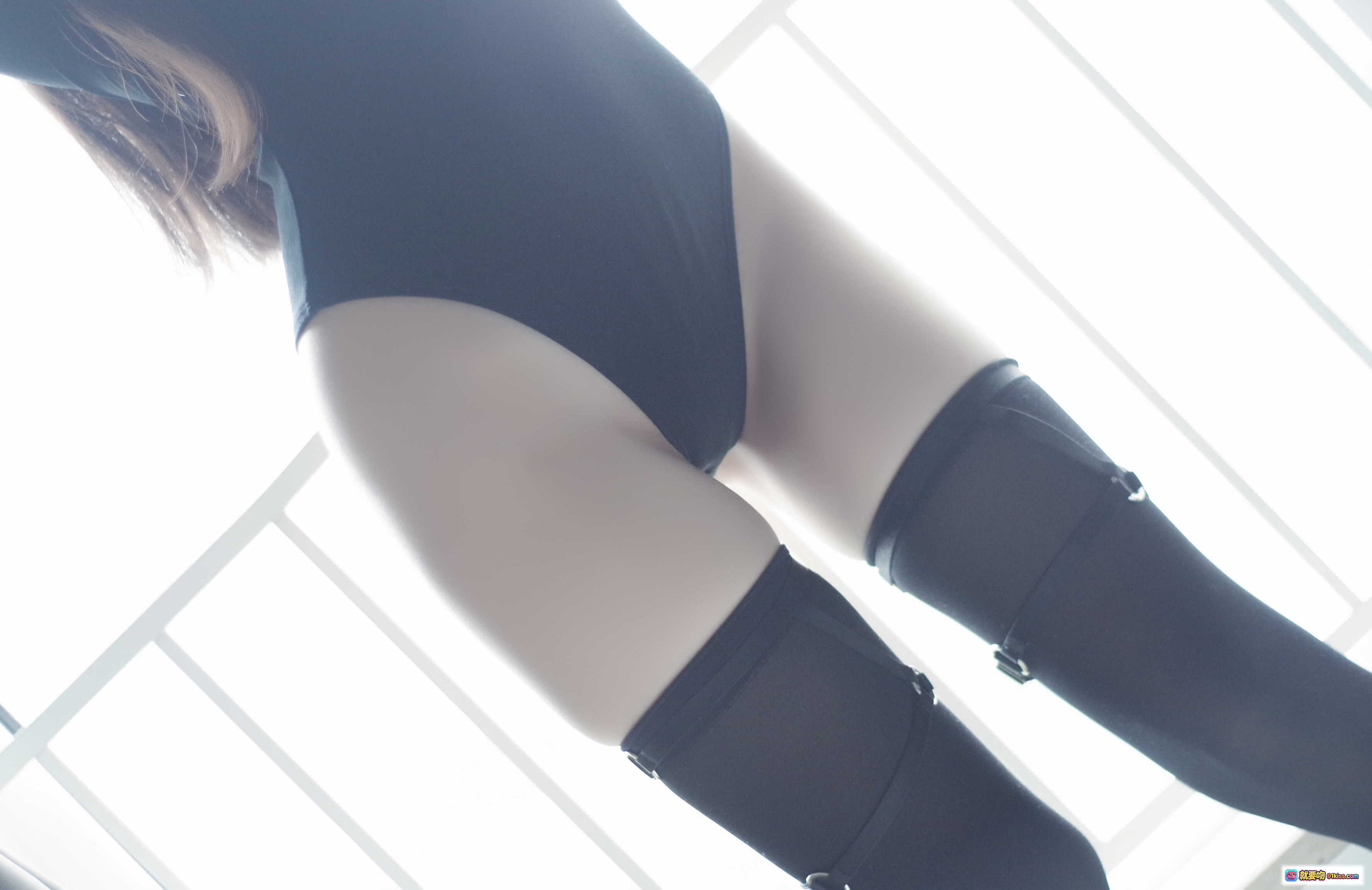 图片[7] - 曉美媽 NO.008 秋 美足特寫 28P 220MB 高清寫真 足部細節 柔軟肌膚 黑色襪帶 床上姿態 自然光拍攝 - 就要吻