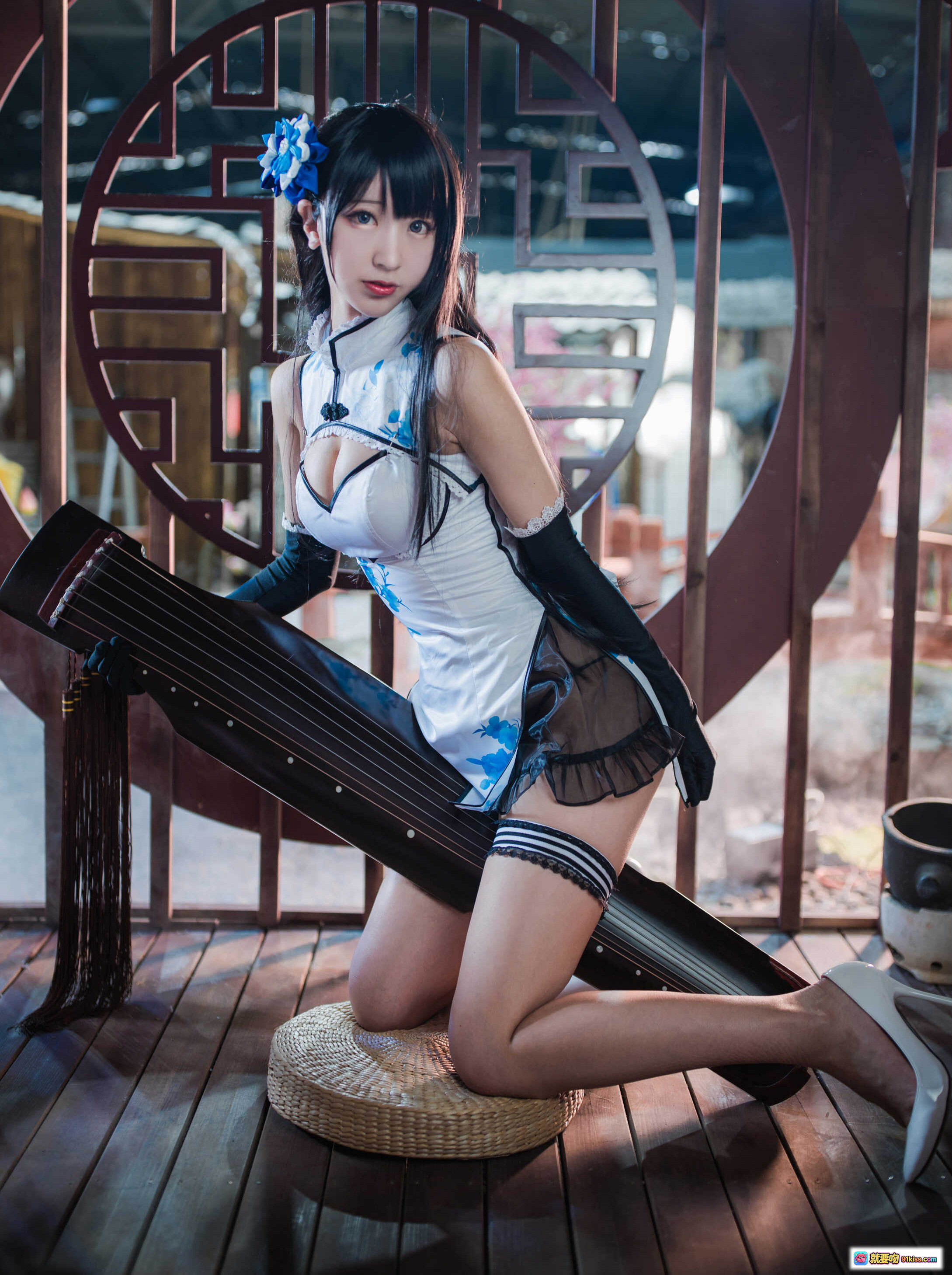 图片[4] - 黑川NO.012瓶儿青花瓷旗袍写真·白裙蓝花+黑手套+蕾丝边+高跟鞋+古典伞帘背景·62P高清美图 - 就要吻