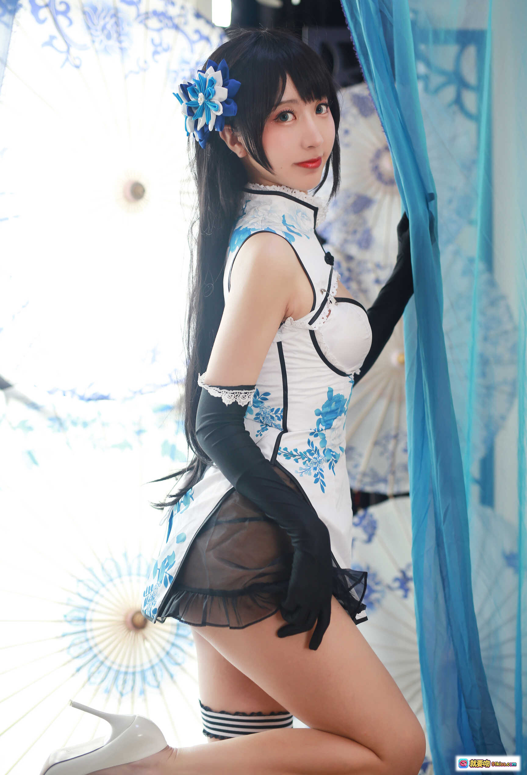 图片[10] - 黑川NO.012瓶儿青花瓷旗袍写真·白裙蓝花+黑手套+蕾丝边+高跟鞋+古典伞帘背景·62P高清美图 - 就要吻