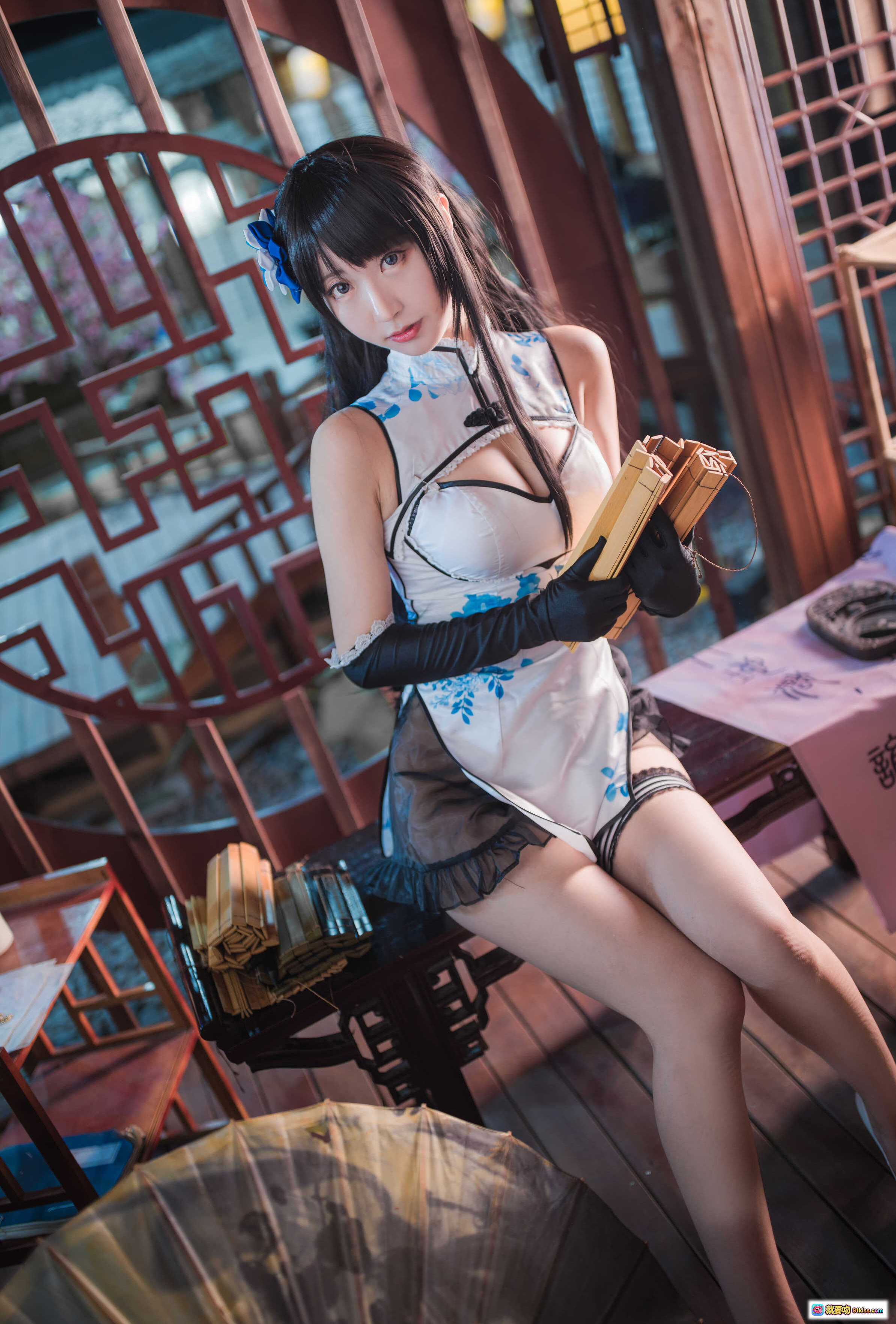 图片[9] - 黑川NO.012瓶儿青花瓷旗袍写真·白裙蓝花+黑手套+蕾丝边+高跟鞋+古典伞帘背景·62P高清美图 - 就要吻