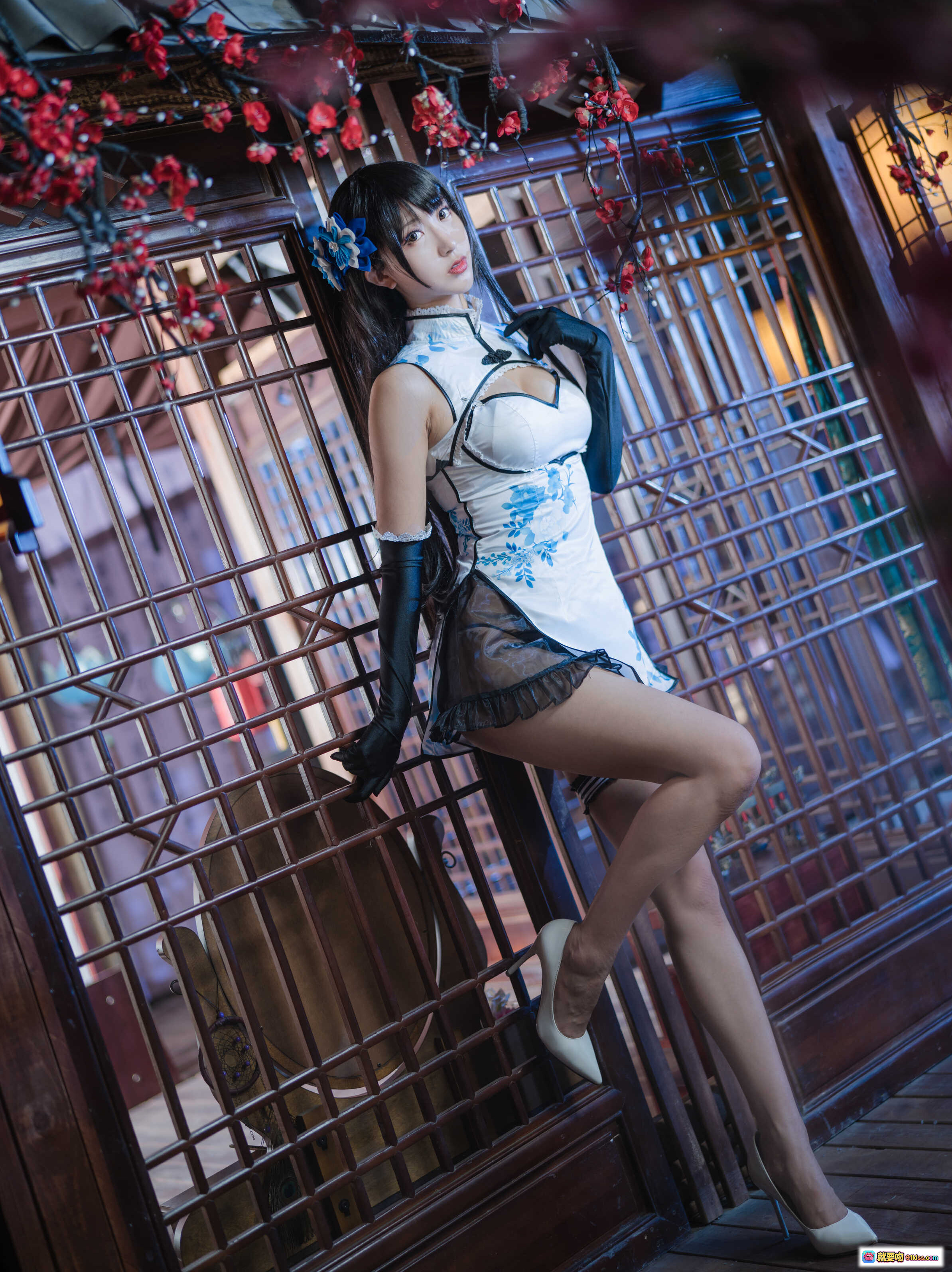 图片[3] - 黑川NO.012瓶儿青花瓷旗袍写真·白裙蓝花+黑手套+蕾丝边+高跟鞋+古典伞帘背景·62P高清美图 - 就要吻