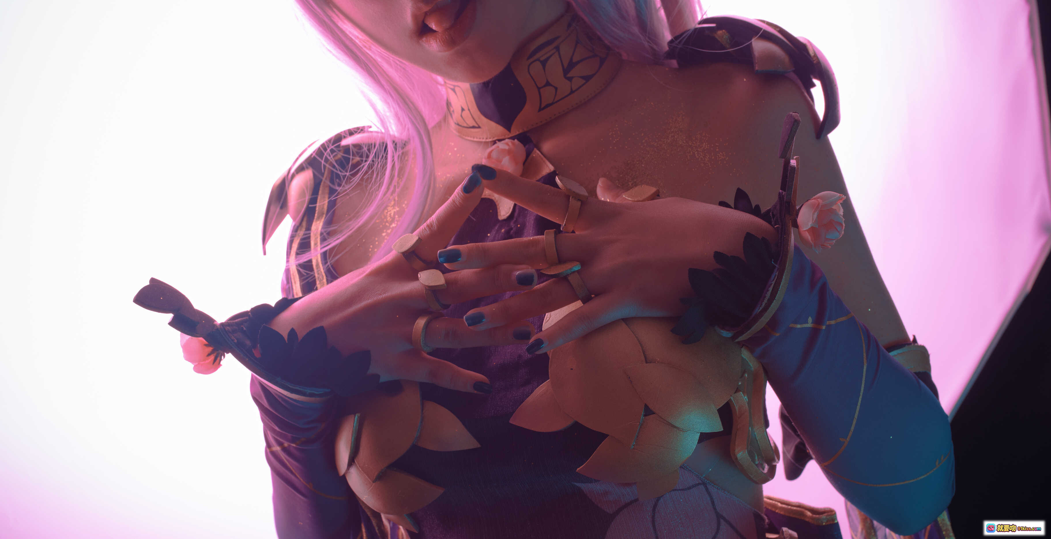 蓝小沂KiKi NO.06 爱もてかれるは恋無きなり 16P 182MB 精美cosplay 紫粉光影 花纹装饰 手部特写 时尚造型 - 就要吻