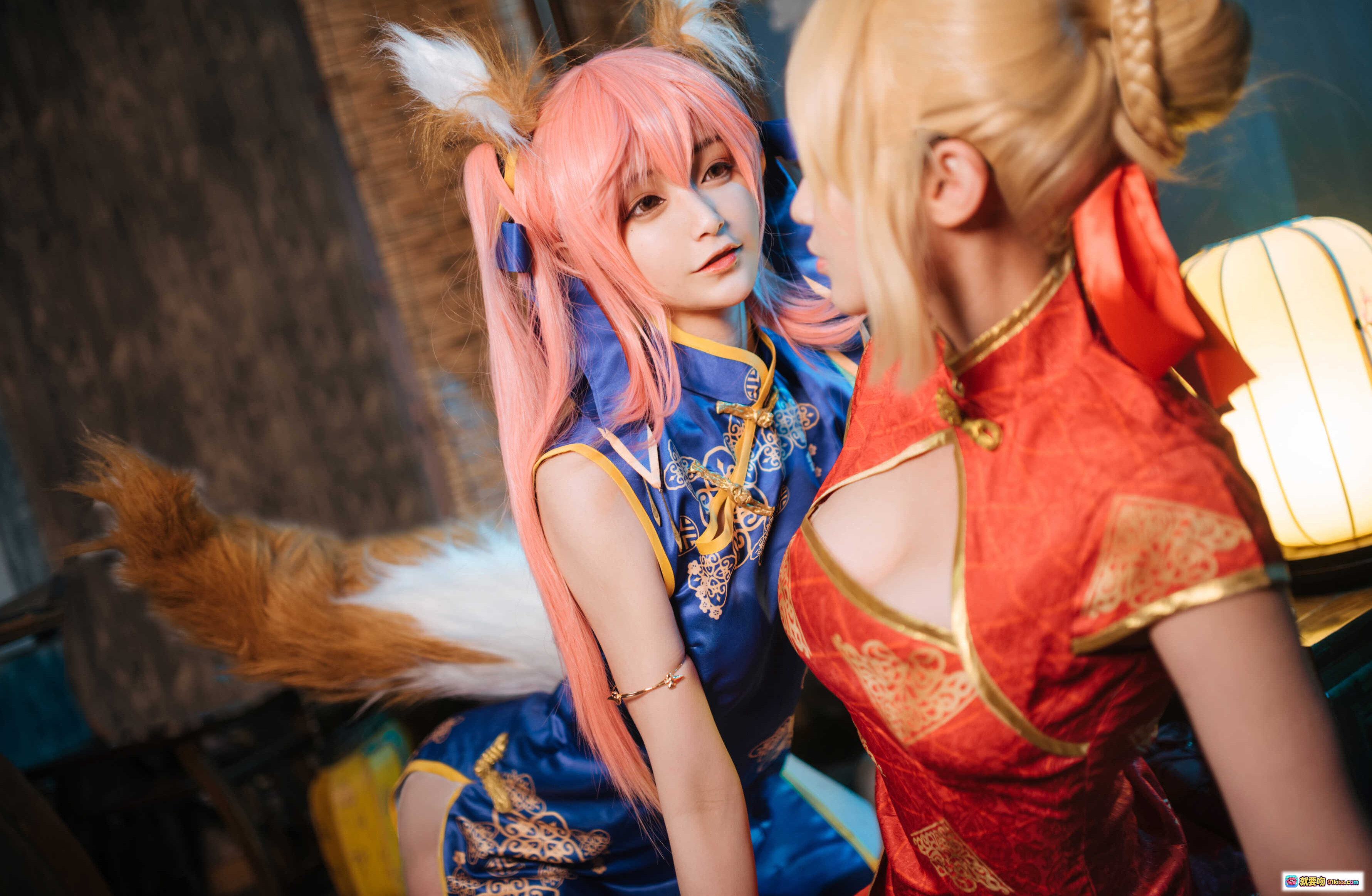 玉藻前旗袍Cosplay写真 | 粉发狐耳少女 | 蓝金刺绣和风服饰 | 东方幻想角色扮演 | 高清12P美图集 - 就要吻