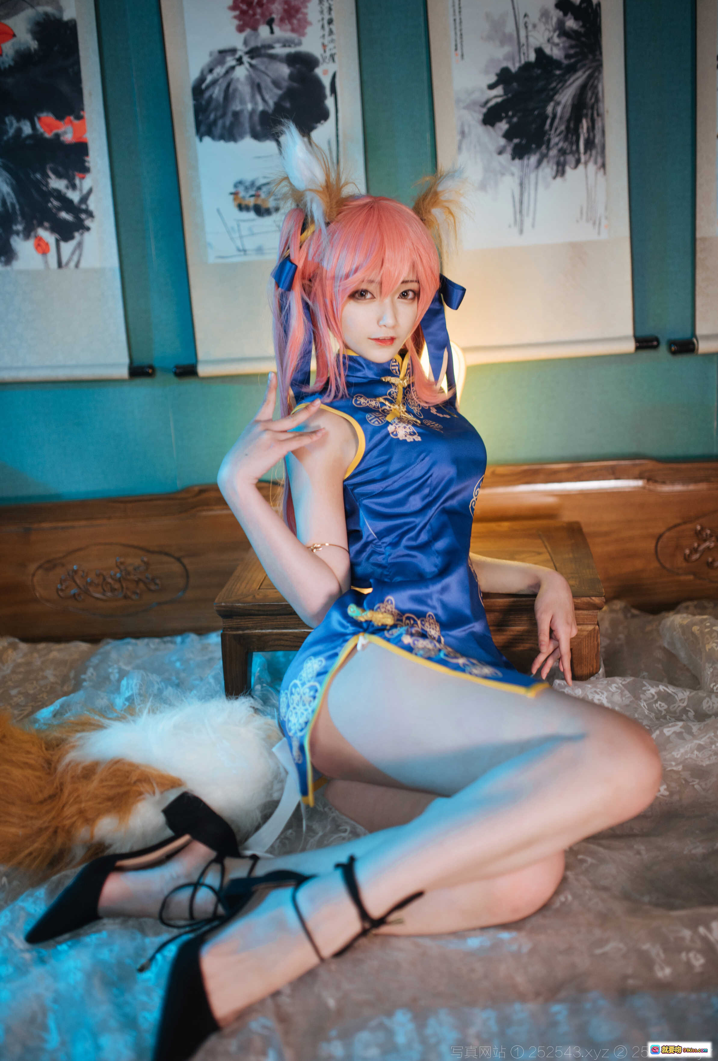 图片[8] - 玉藻前旗袍Cosplay写真 | 粉发狐耳少女 | 蓝金刺绣和风服饰 | 东方幻想角色扮演 | 高清12P美图集 - 就要吻