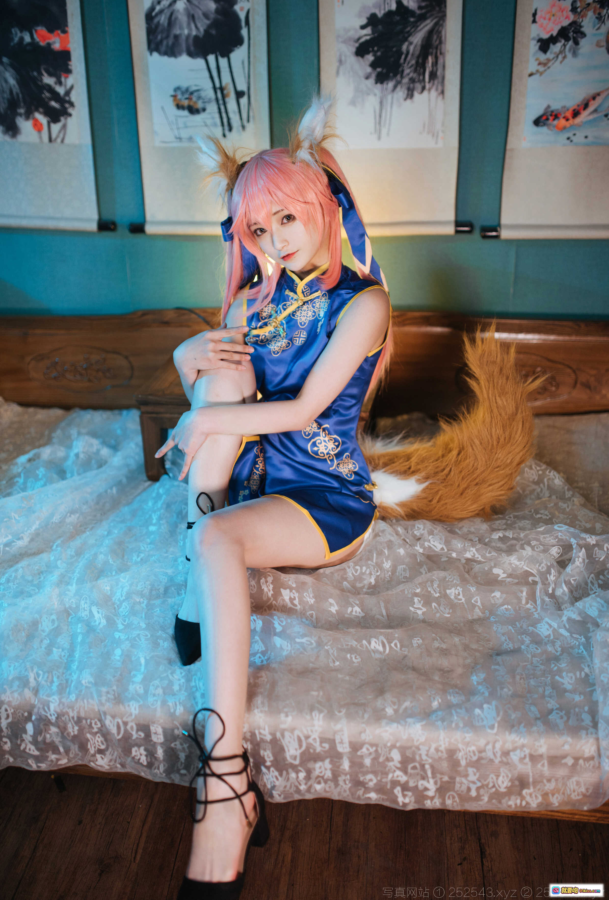 图片[6] - 玉藻前旗袍Cosplay写真 | 粉发狐耳少女 | 蓝金刺绣和风服饰 | 东方幻想角色扮演 | 高清12P美图集 - 就要吻