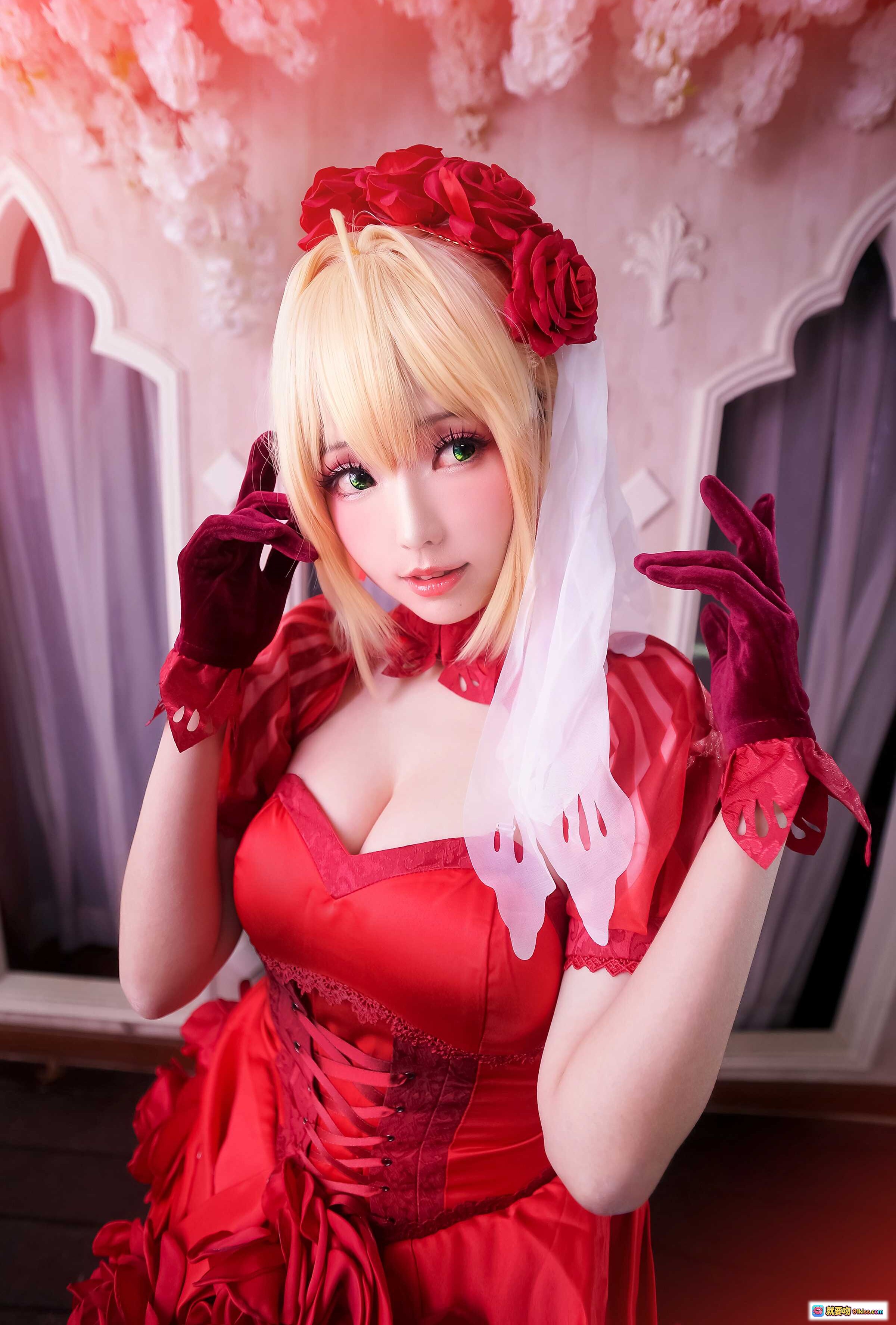 图片[9] - ElyEE子NO.065红裙玫瑰礼服cosplay 樱花背景华丽公主风 金发红冠精致妆容飘逸裙摆 - 就要吻