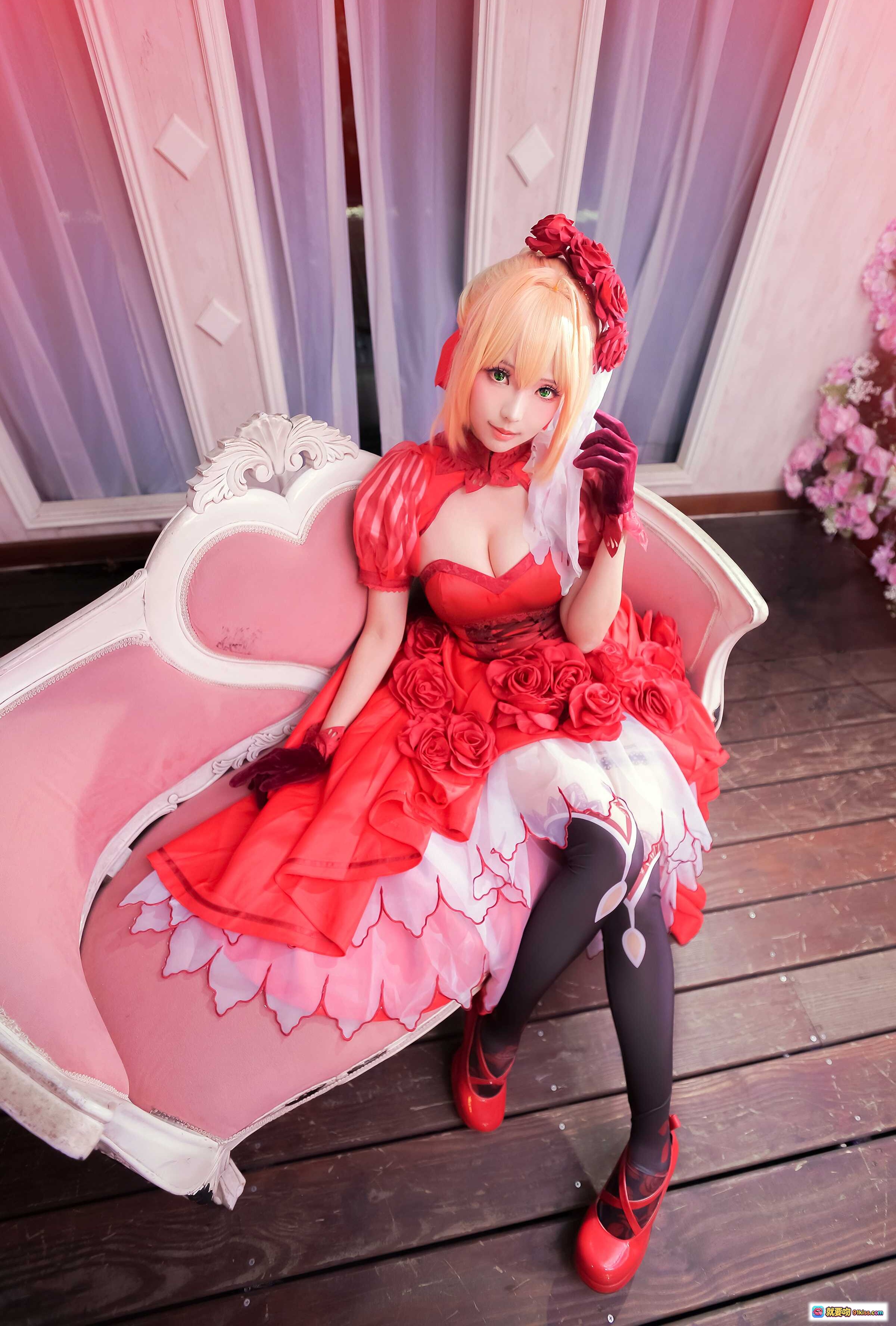 图片[7] - ElyEE子NO.065红裙玫瑰礼服cosplay 樱花背景华丽公主风 金发红冠精致妆容飘逸裙摆 - 就要吻