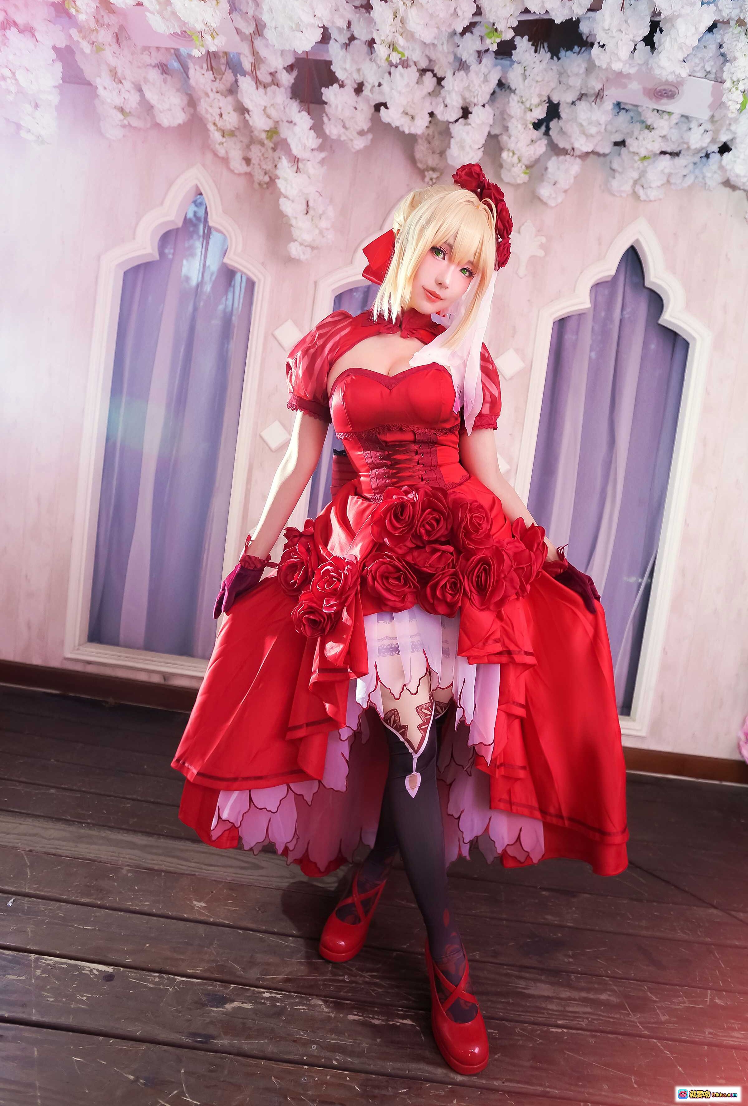 图片[8] - ElyEE子NO.065红裙玫瑰礼服cosplay 樱花背景华丽公主风 金发红冠精致妆容飘逸裙摆 - 就要吻