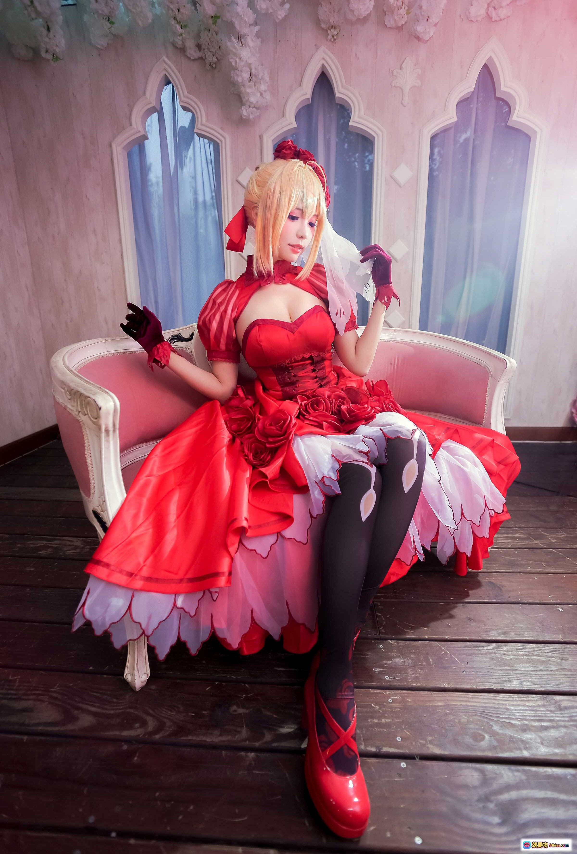 图片[5] - ElyEE子NO.065红裙玫瑰礼服cosplay 樱花背景华丽公主风 金发红冠精致妆容飘逸裙摆 - 就要吻