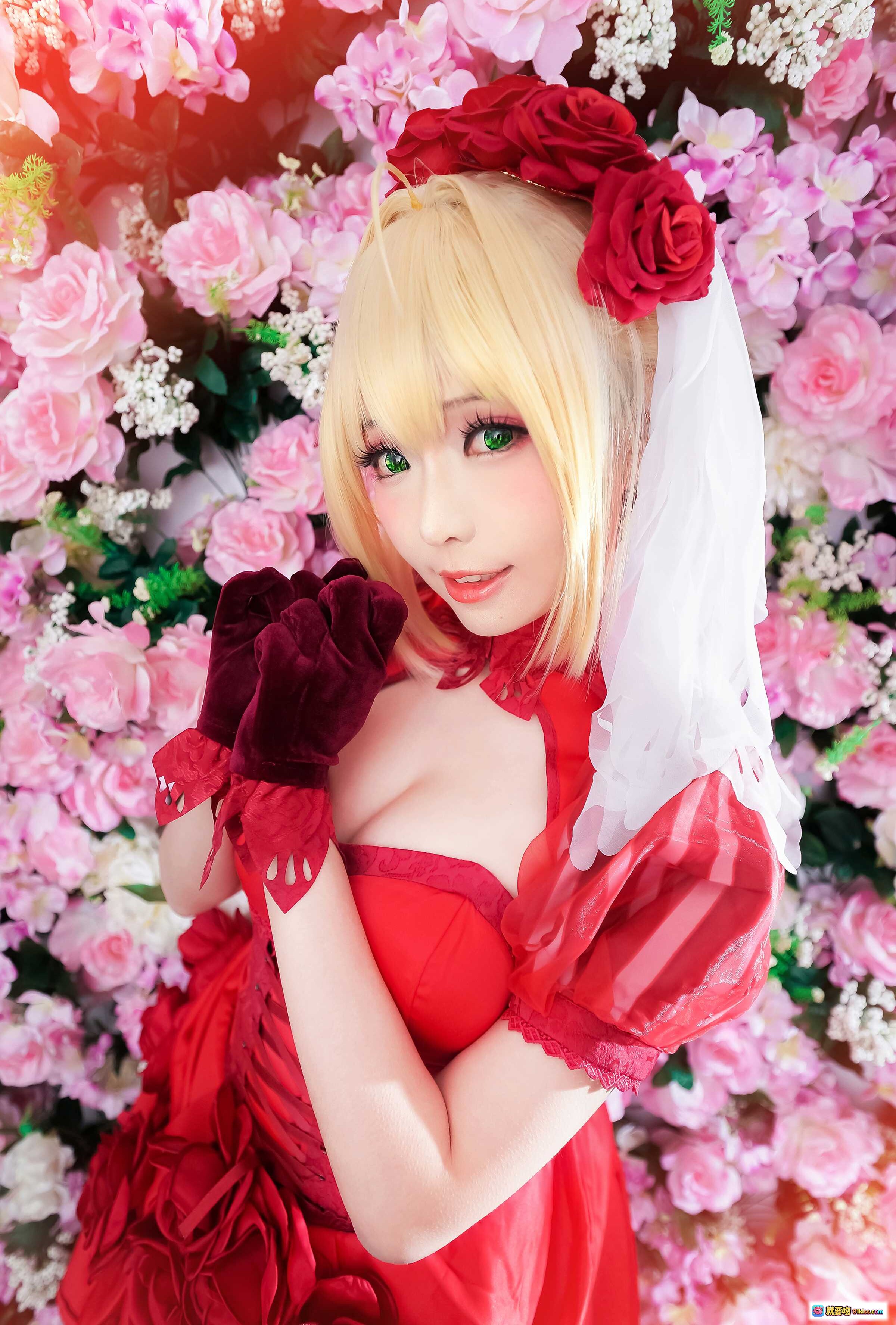 图片[2] - ElyEE子NO.065红裙玫瑰礼服cosplay 樱花背景华丽公主风 金发红冠精致妆容飘逸裙摆 - 就要吻