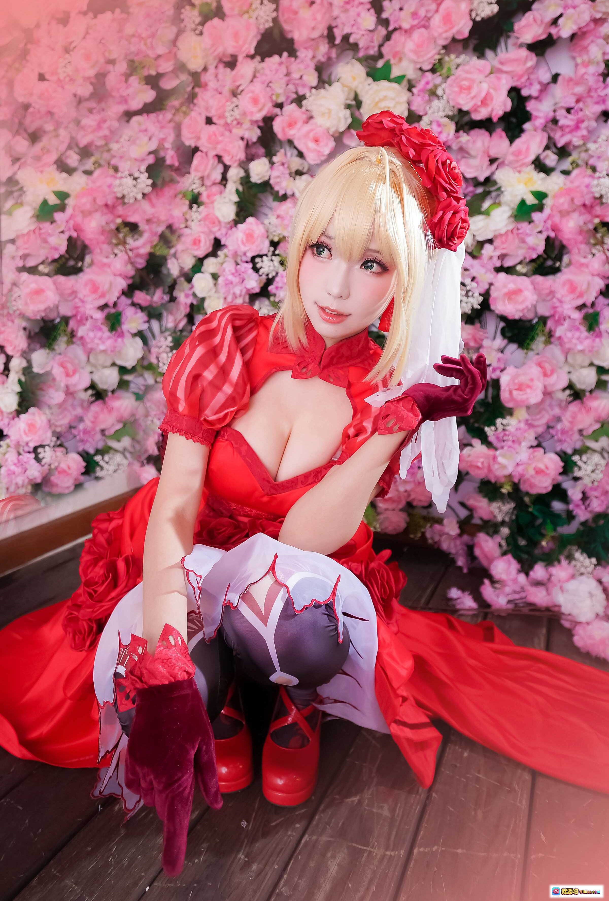图片[10] - ElyEE子NO.065红裙玫瑰礼服cosplay 樱花背景华丽公主风 金发红冠精致妆容飘逸裙摆 - 就要吻