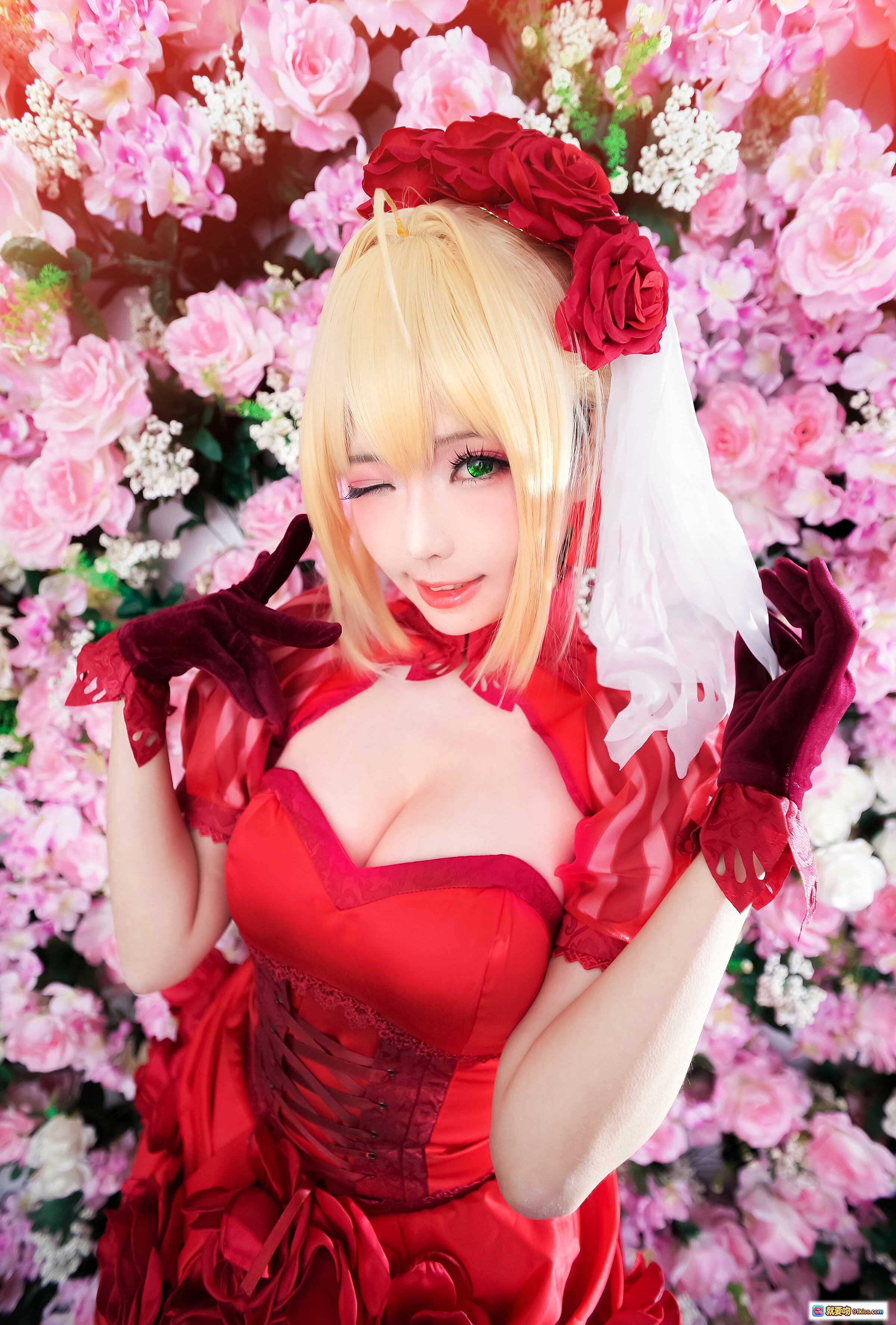 图片[4] - ElyEE子NO.065红裙玫瑰礼服cosplay 樱花背景华丽公主风 金发红冠精致妆容飘逸裙摆 - 就要吻