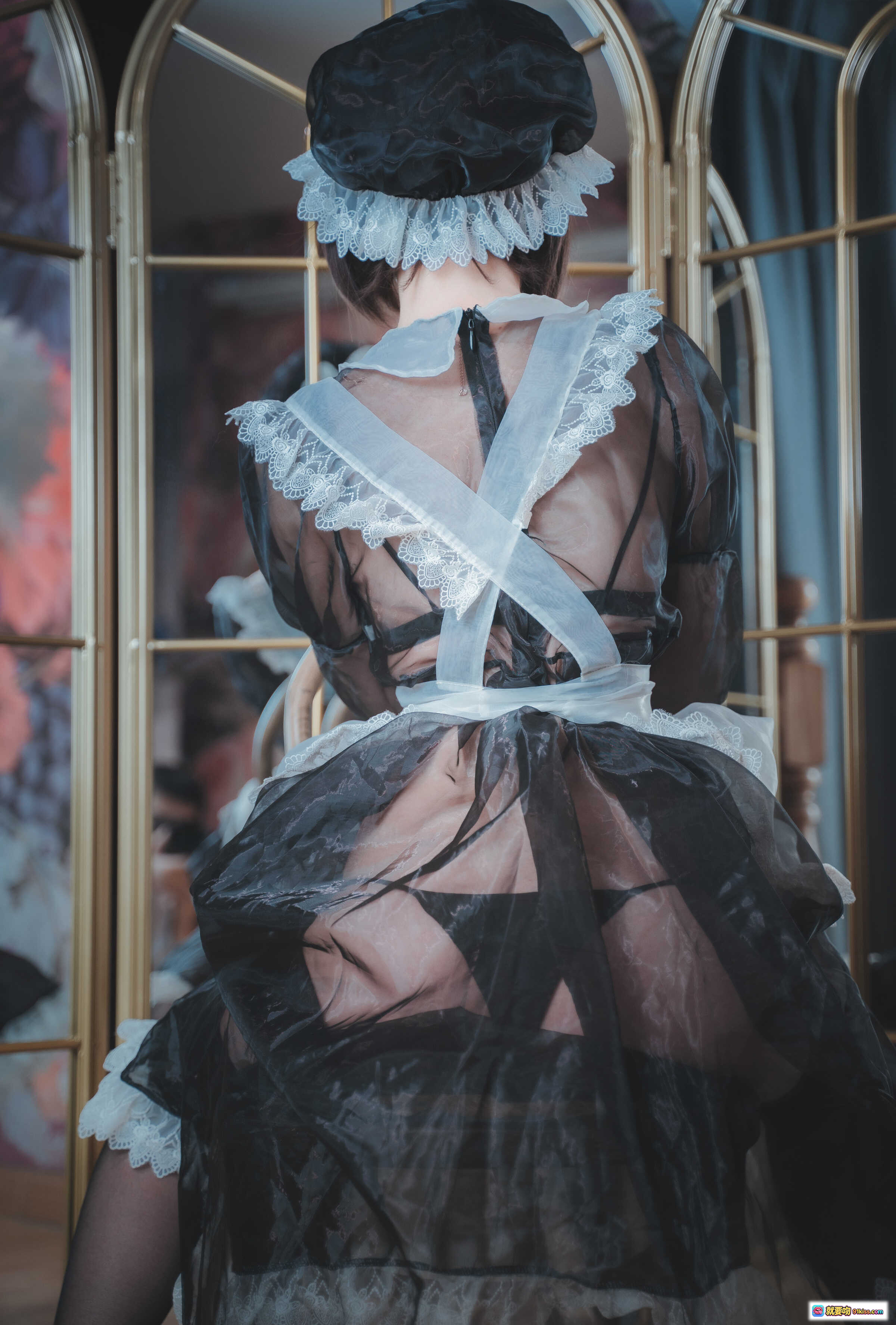 图片[1] - 西园寺南鸽NO.004透明女仆装背影写真｜蕾丝边帽+透视黑纱+交叉绑带设计｜50P高清图集 - 就要吻