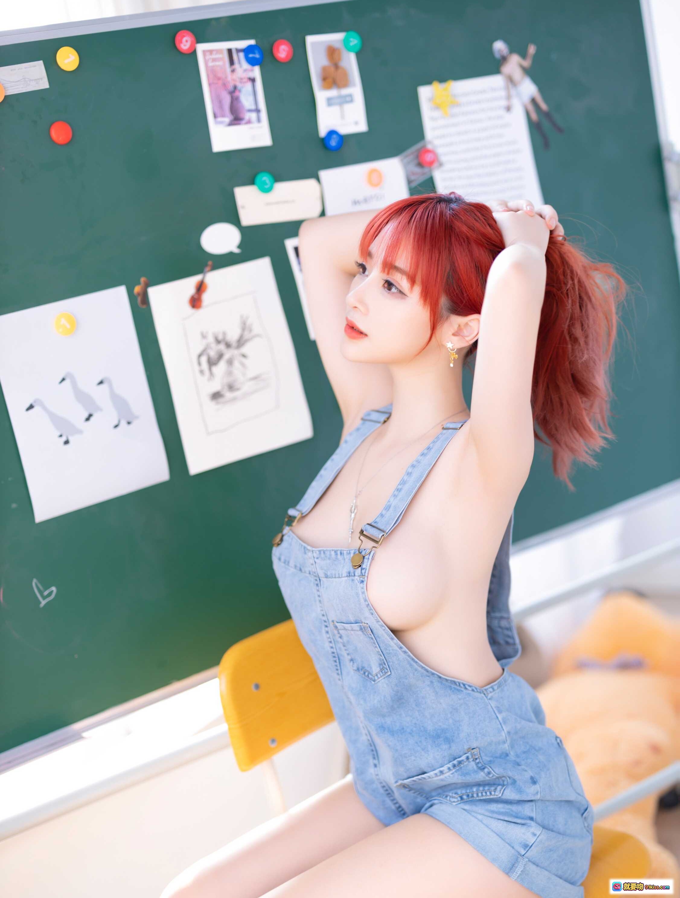 图片[8] - 叉子宝宝NO.001背带裤系列写真｜红发少女教室场景｜牛仔吊带短裤｜腿部纹身细节｜清新校园风摄影 - 就要吻