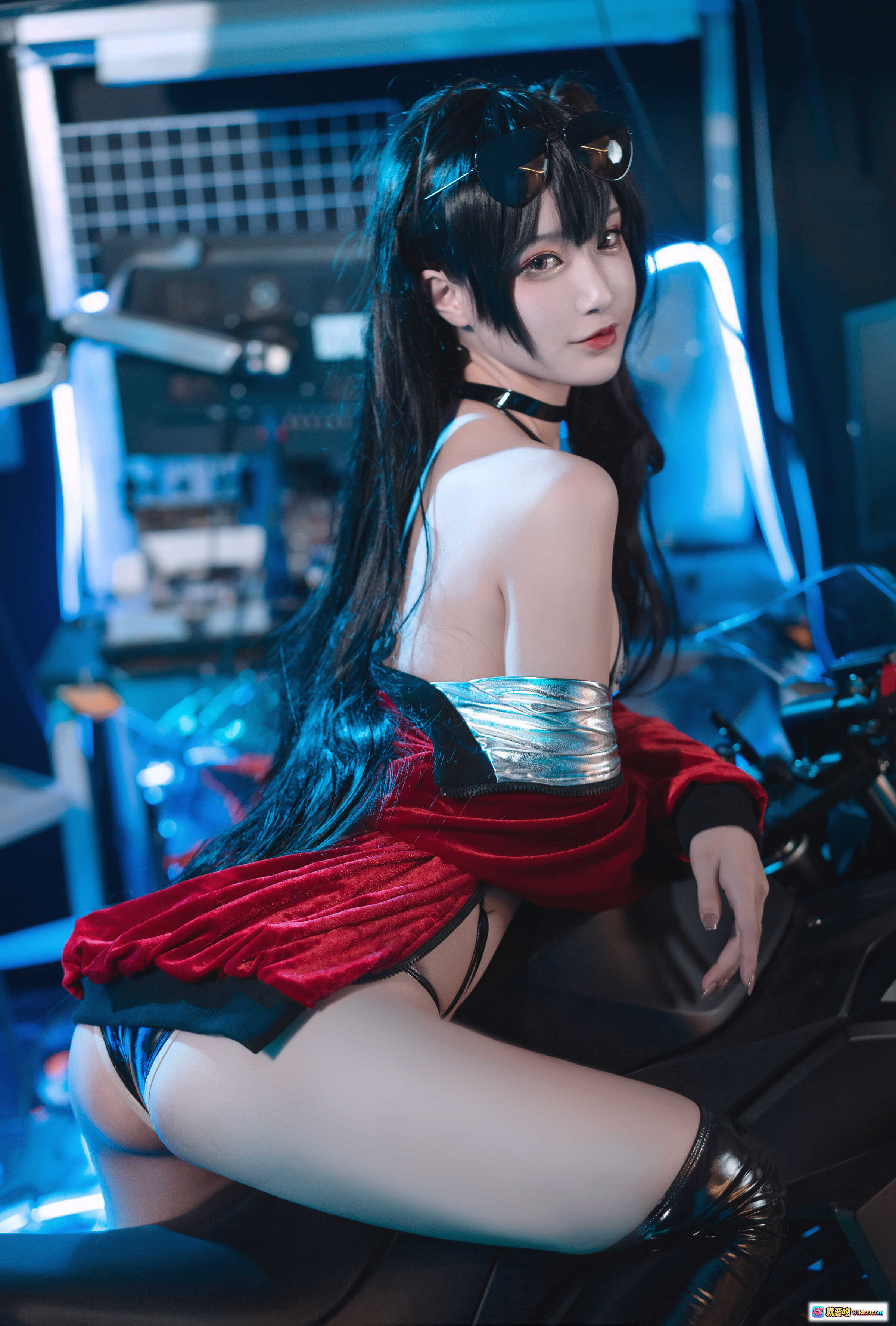 图片[4] - 铁板烧鬼舞w NO.030 大凤机车写真 | 红黑性感cosplay | 机车美女 | 科技风霓虹背景 | 高清30P摄影集 - 就要吻