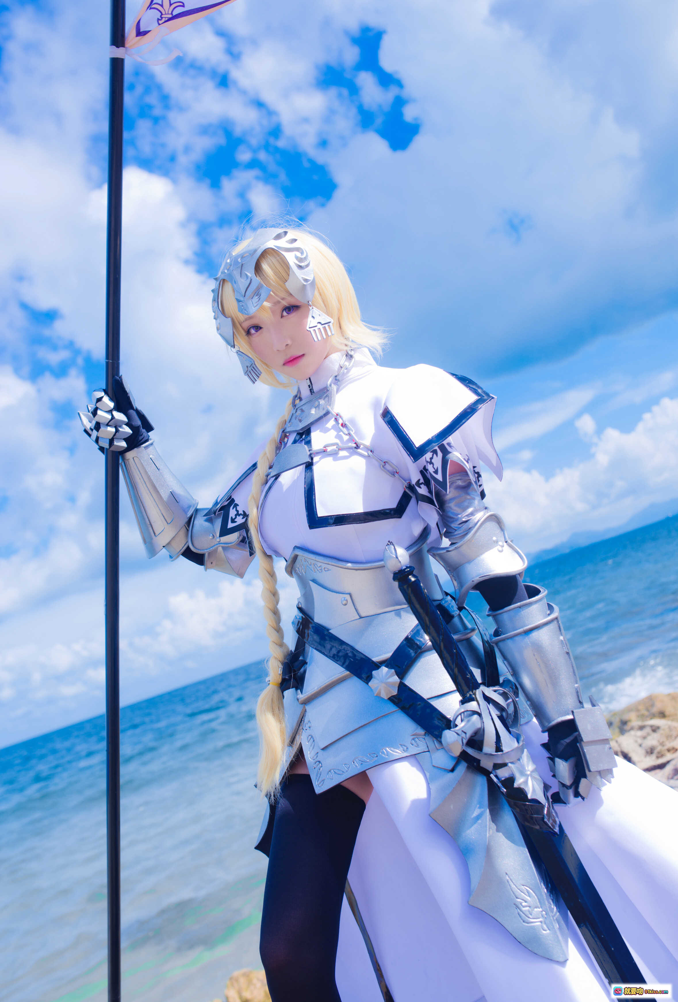 图片[1] - 青青子Js NO.001 白贞 Cosplay 海边铠甲少女 持旗银甲金发 蓝天碧海写真 11P高清图集 - 就要吻