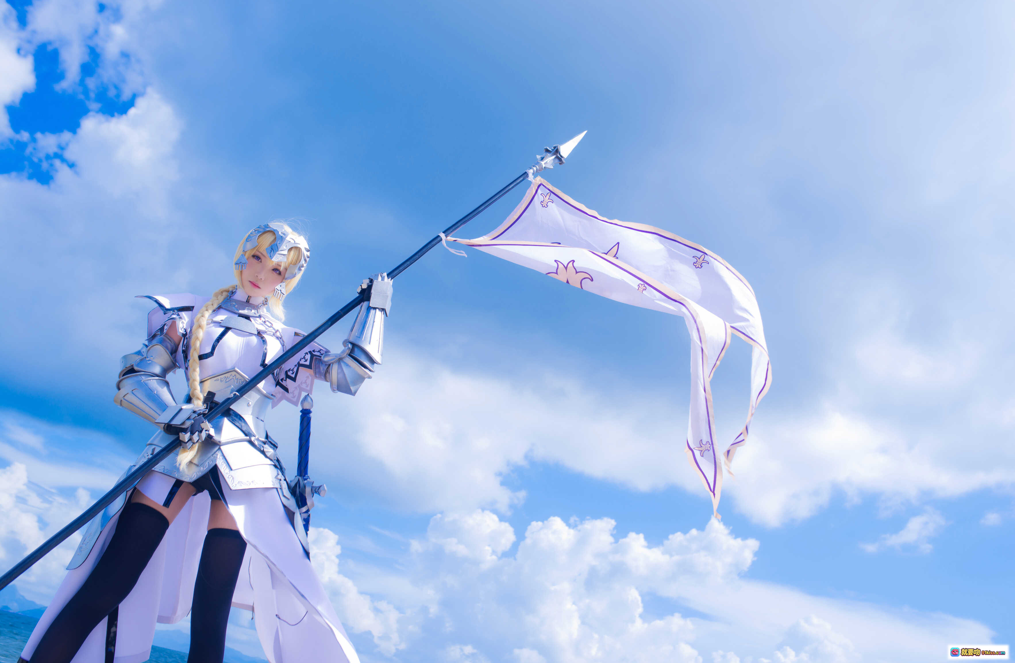 图片[7] - 青青子Js NO.001 白贞 Cosplay 海边铠甲少女 持旗银甲金发 蓝天碧海写真 11P高清图集 - 就要吻