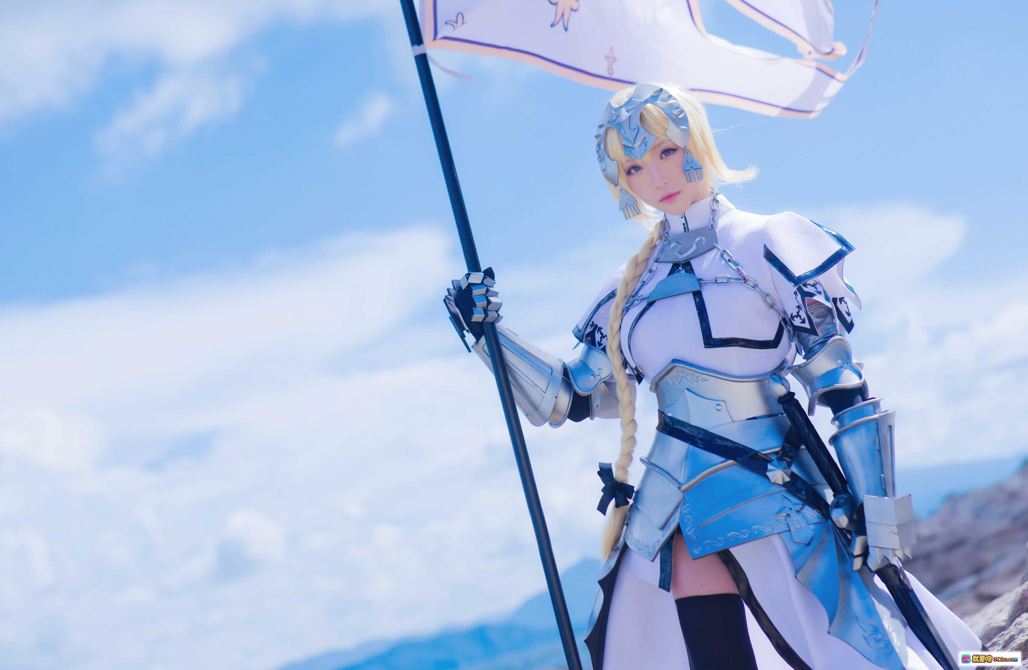 图片[3] - 青青子Js NO.001 白贞 Cosplay 海边铠甲少女 持旗银甲金发 蓝天碧海写真 11P高清图集 - 就要吻