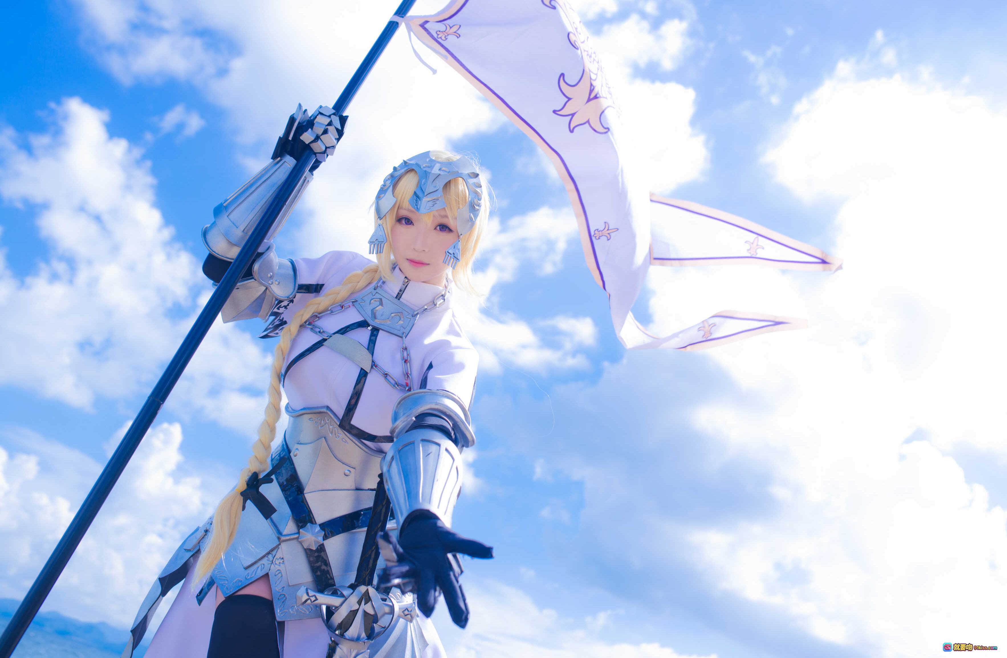 图片[2] - 青青子Js NO.001 白贞 Cosplay 海边铠甲少女 持旗银甲金发 蓝天碧海写真 11P高清图集 - 就要吻