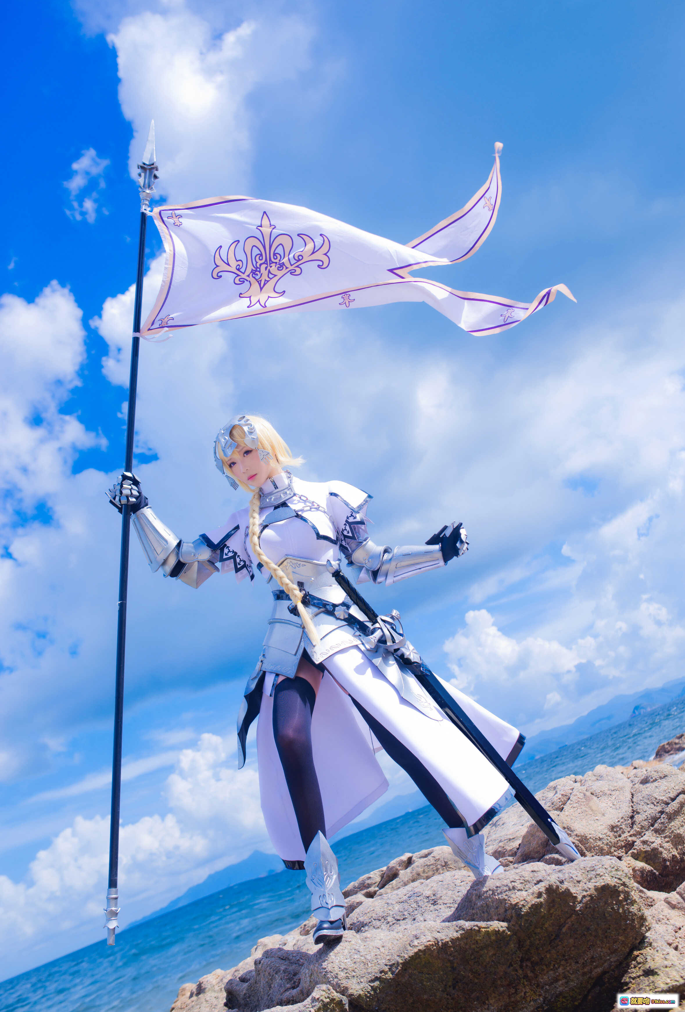 图片[5] - 青青子Js NO.001 白贞 Cosplay 海边铠甲少女 持旗银甲金发 蓝天碧海写真 11P高清图集 - 就要吻