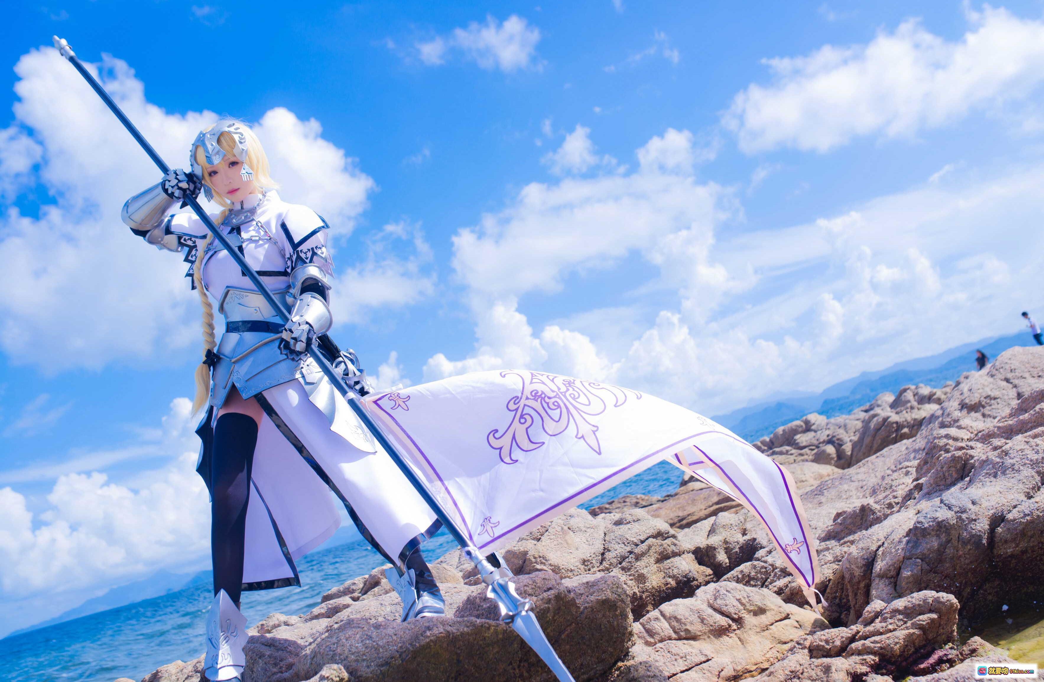 图片[6] - 青青子Js NO.001 白贞 Cosplay 海边铠甲少女 持旗银甲金发 蓝天碧海写真 11P高清图集 - 就要吻