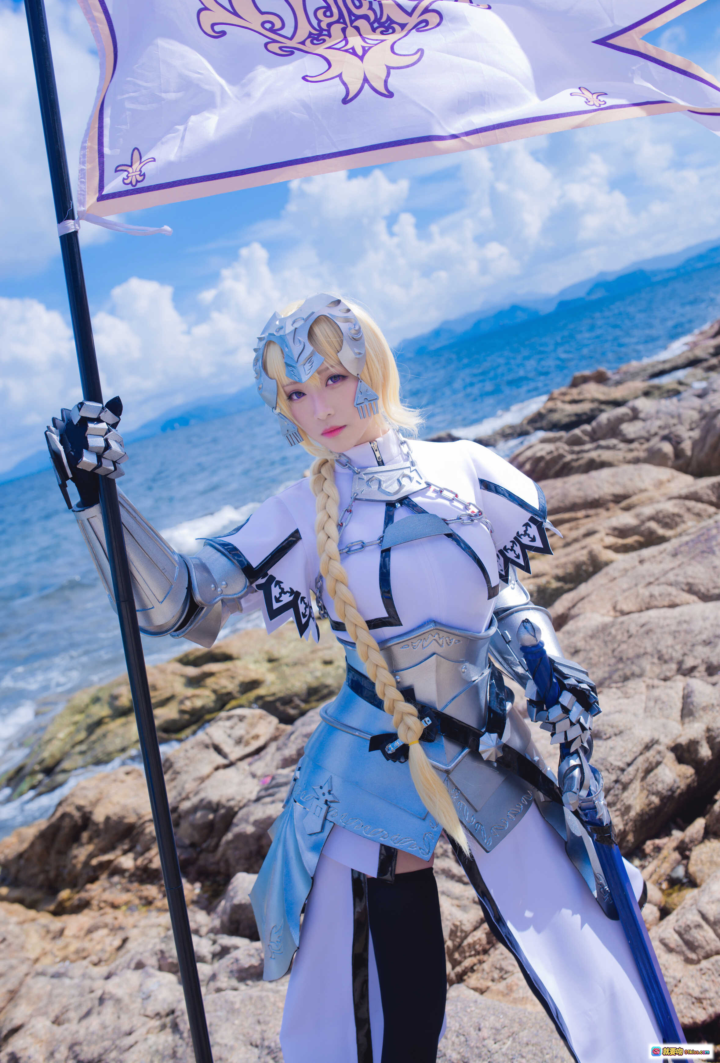 图片[4] - 青青子Js NO.001 白贞 Cosplay 海边铠甲少女 持旗银甲金发 蓝天碧海写真 11P高清图集 - 就要吻