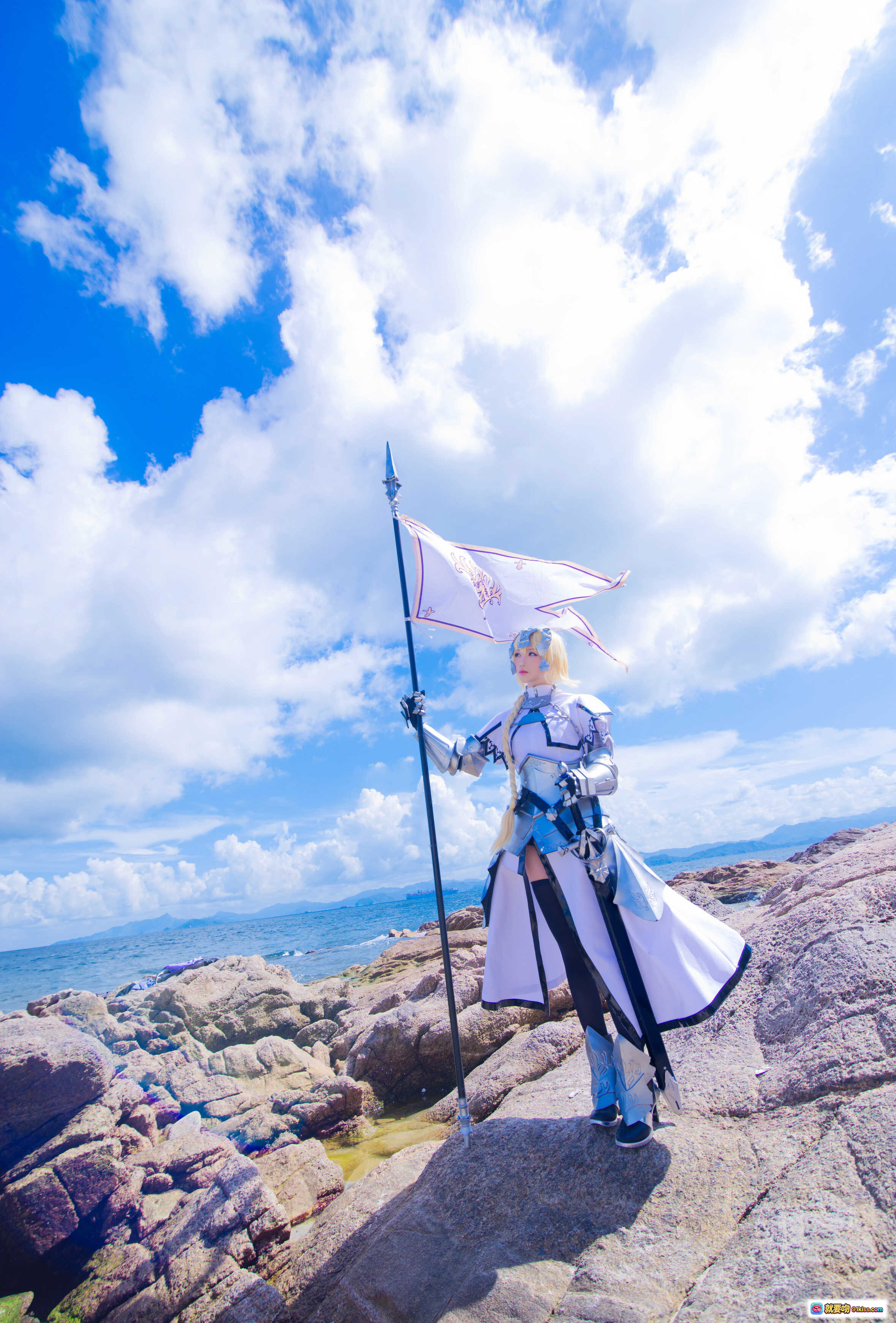 图片[8] - 青青子Js NO.001 白贞 Cosplay 海边铠甲少女 持旗银甲金发 蓝天碧海写真 11P高清图集 - 就要吻