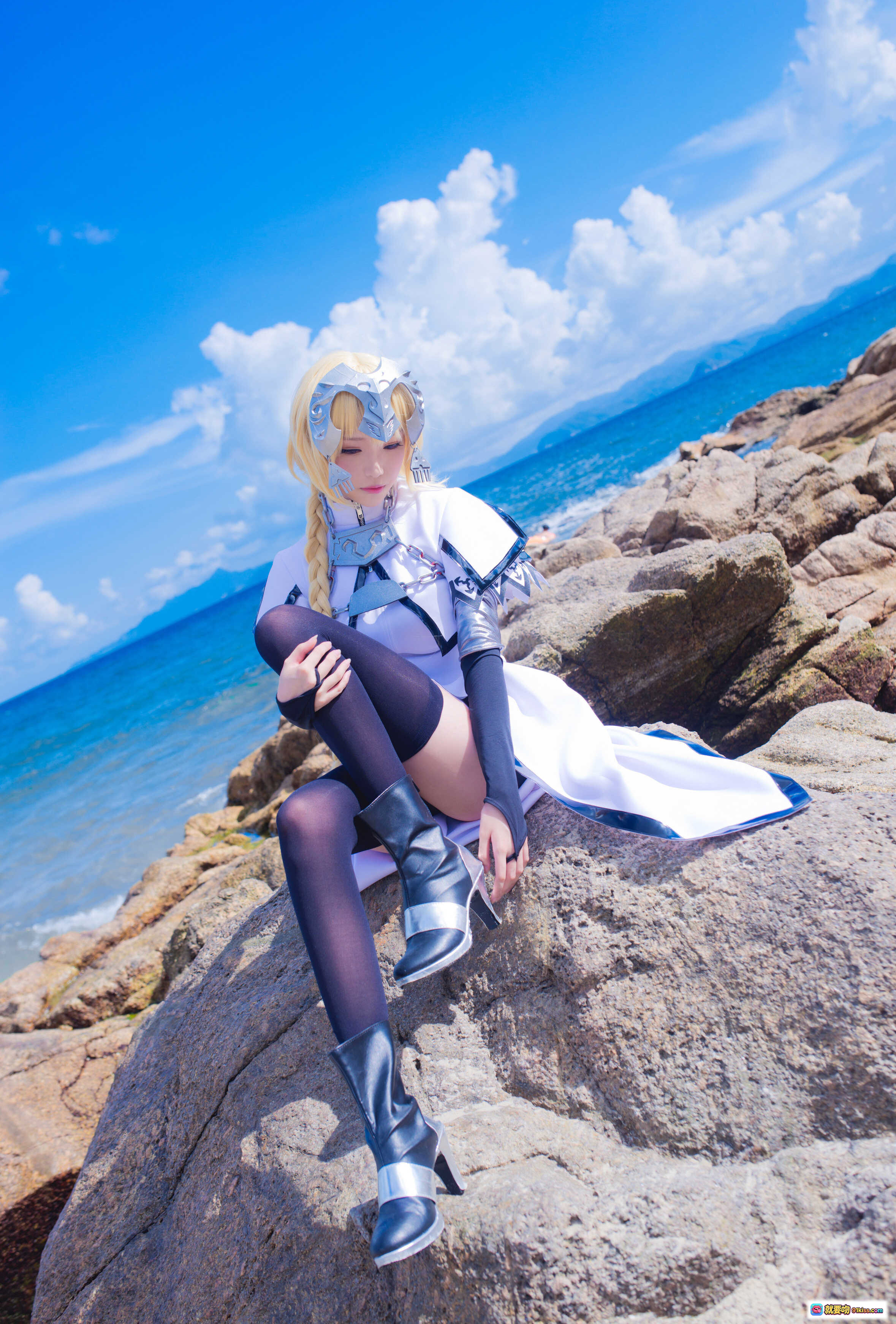 图片[10] - 青青子Js NO.001 白贞 Cosplay 海边铠甲少女 持旗银甲金发 蓝天碧海写真 11P高清图集 - 就要吻