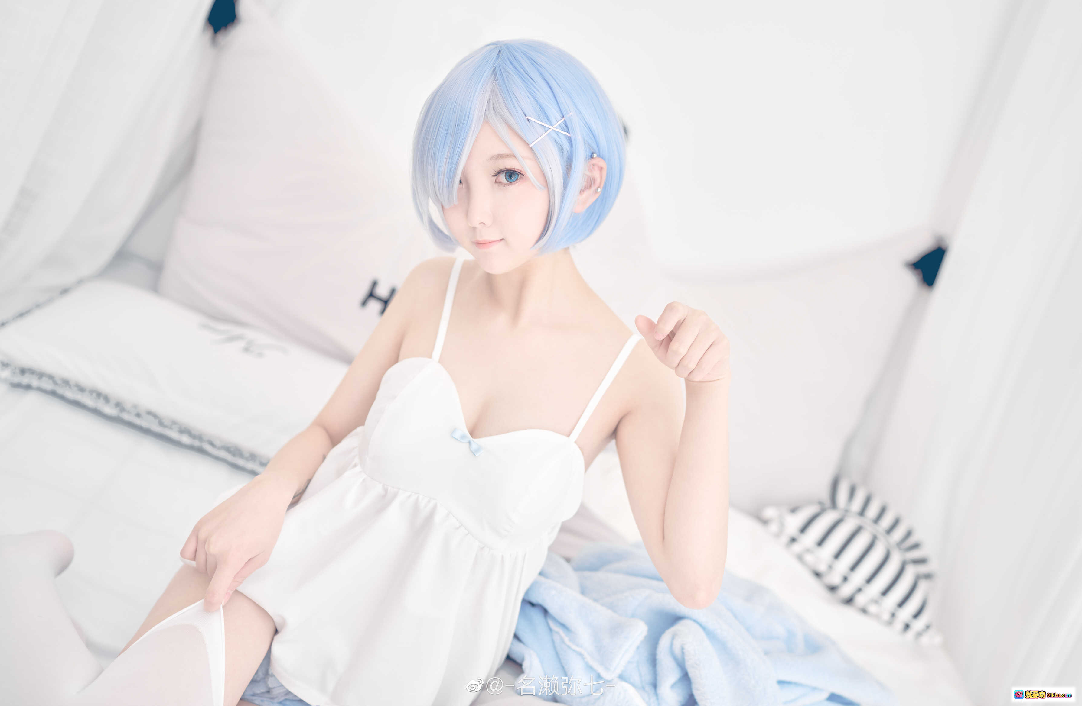 图片[6] - 名濑弥七NO.07蕾姆cos写真｜蓝发少女毛绒外套粉色手套居家风22P高清图集 - 就要吻