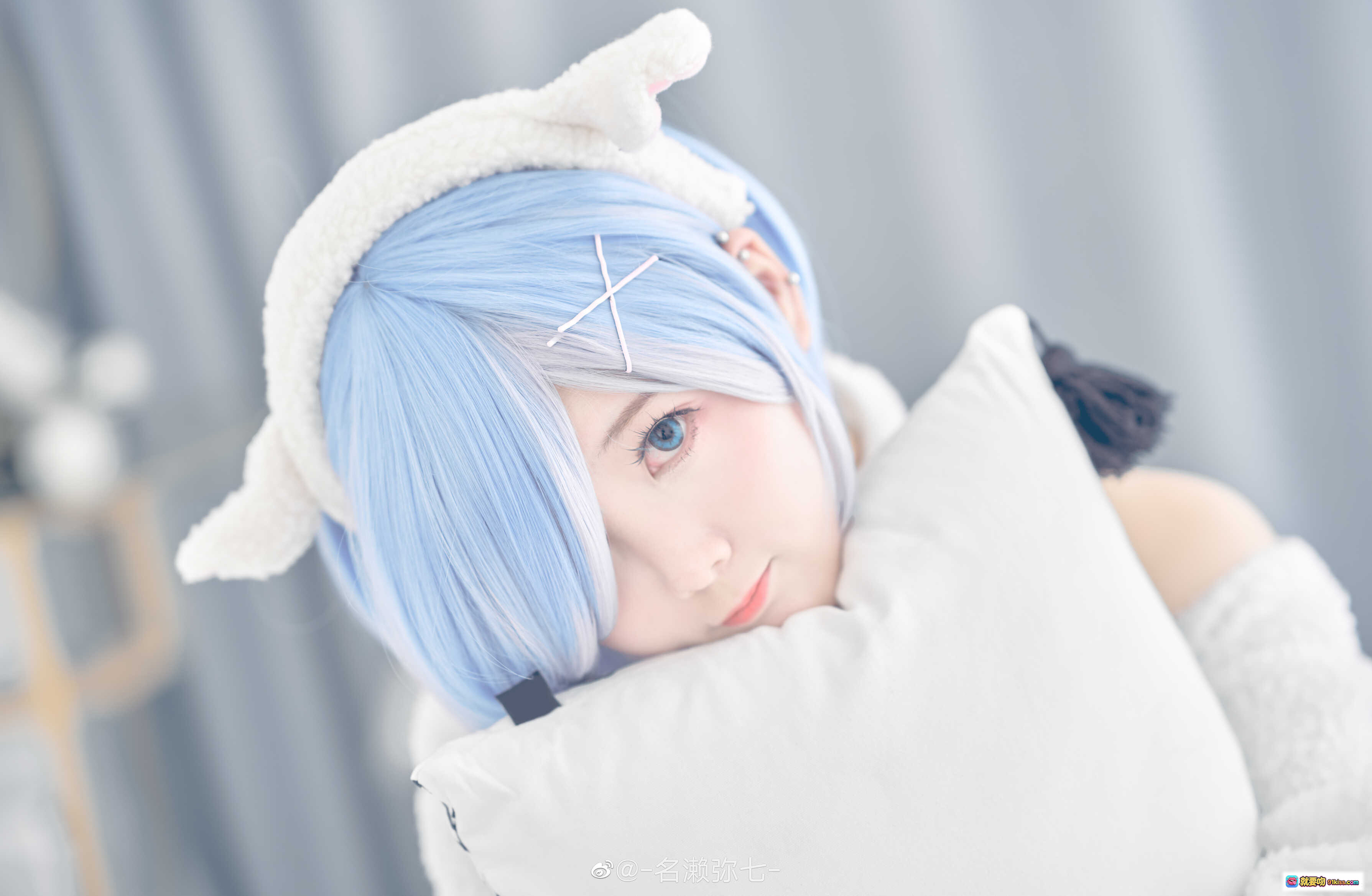 图片[2] - 名濑弥七NO.07蕾姆cos写真｜蓝发少女毛绒外套粉色手套居家风22P高清图集 - 就要吻