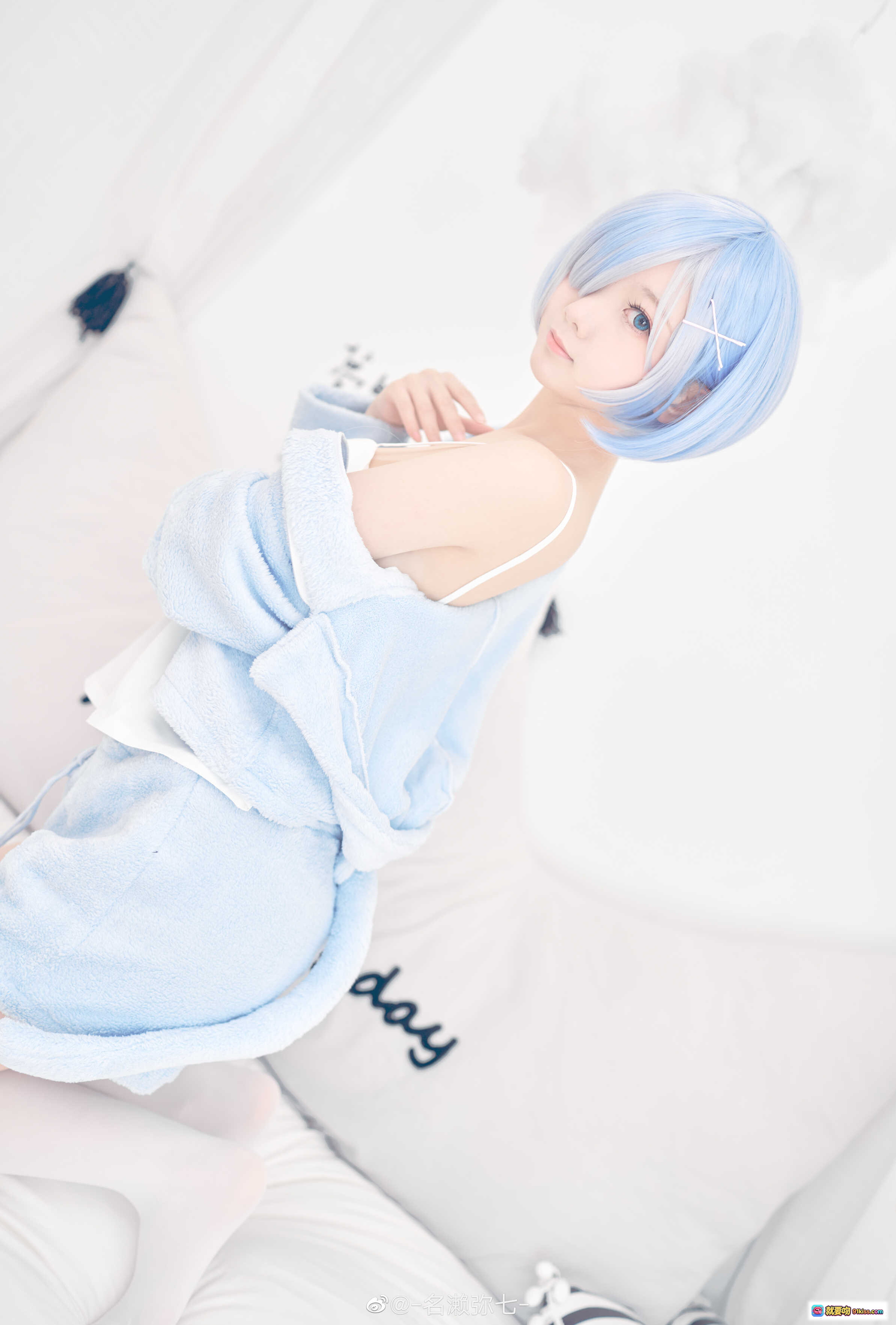 图片[3] - 名濑弥七NO.07蕾姆cos写真｜蓝发少女毛绒外套粉色手套居家风22P高清图集 - 就要吻