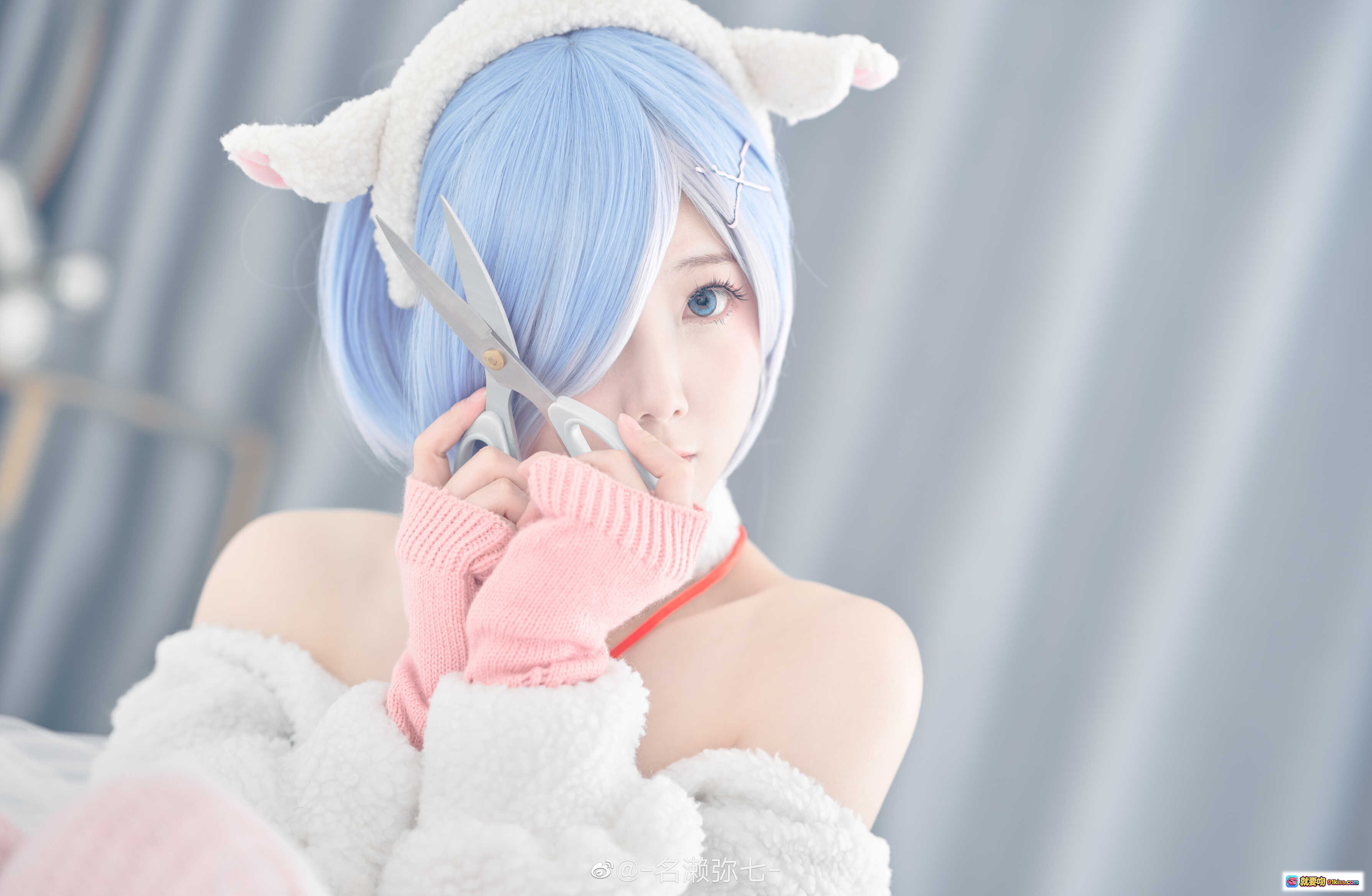 图片[8] - 名濑弥七NO.07蕾姆cos写真｜蓝发少女毛绒外套粉色手套居家风22P高清图集 - 就要吻
