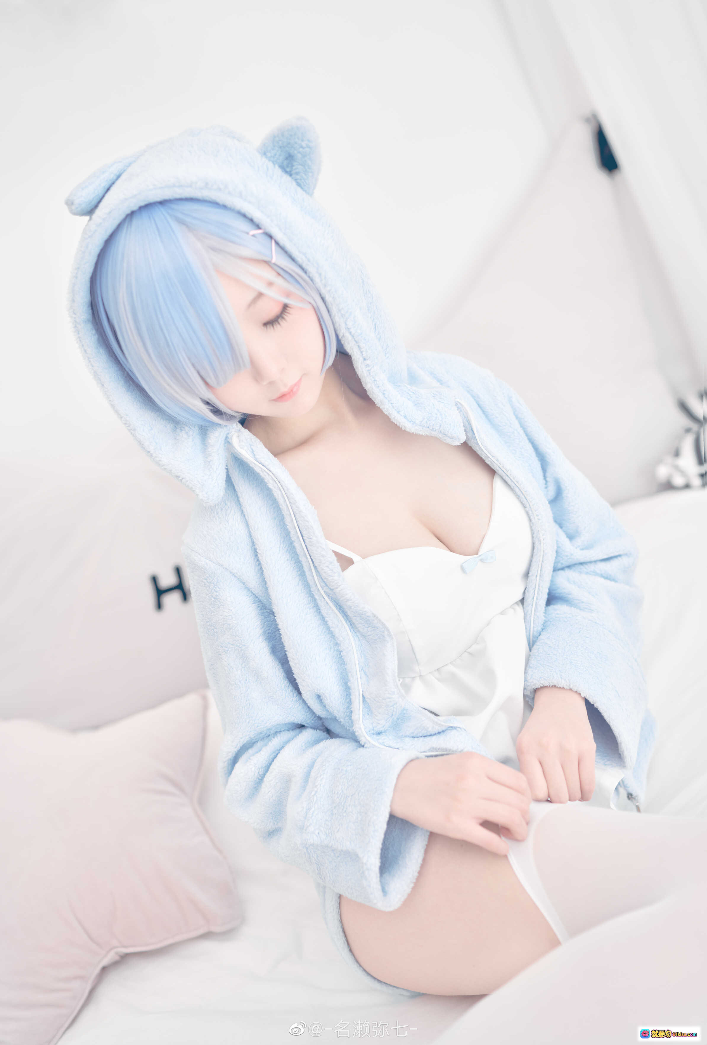 图片[10] - 名濑弥七NO.07蕾姆cos写真｜蓝发少女毛绒外套粉色手套居家风22P高清图集 - 就要吻