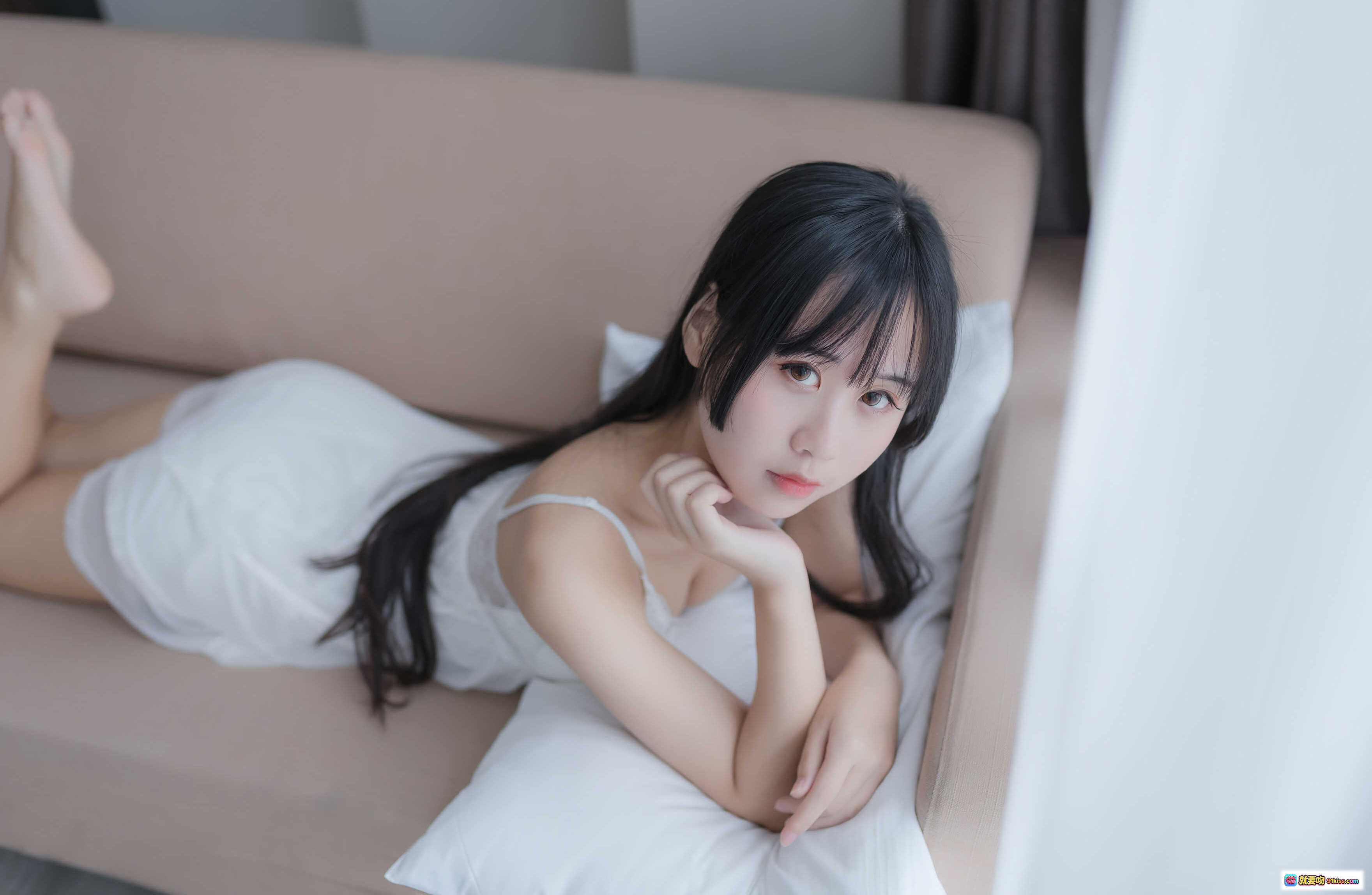 图片[1] - 萌芽儿o0 NO.001 白色私房写真 44P高清美图 少女居家慵懒风 纯欲风长发黑发 白色吊带睡衣 沙发枕上躺拍 清新自然氛围感 - 就要吻